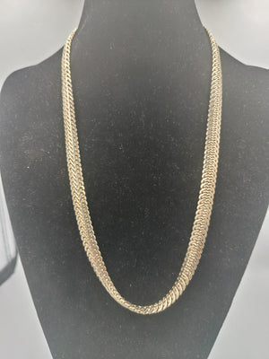 Elegante goldfarbene Panzerkette