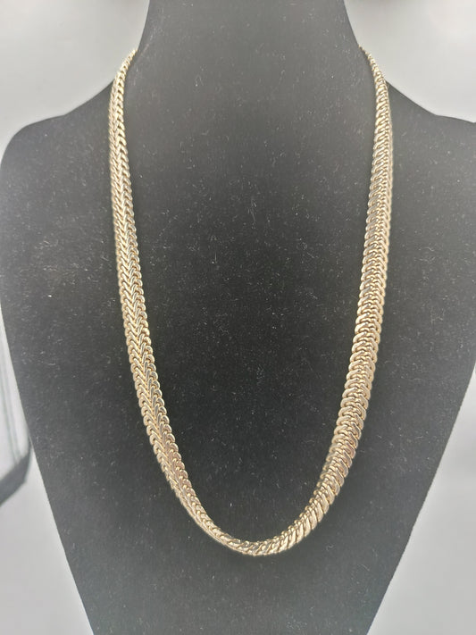 Elegante goldfarbene Panzerkette