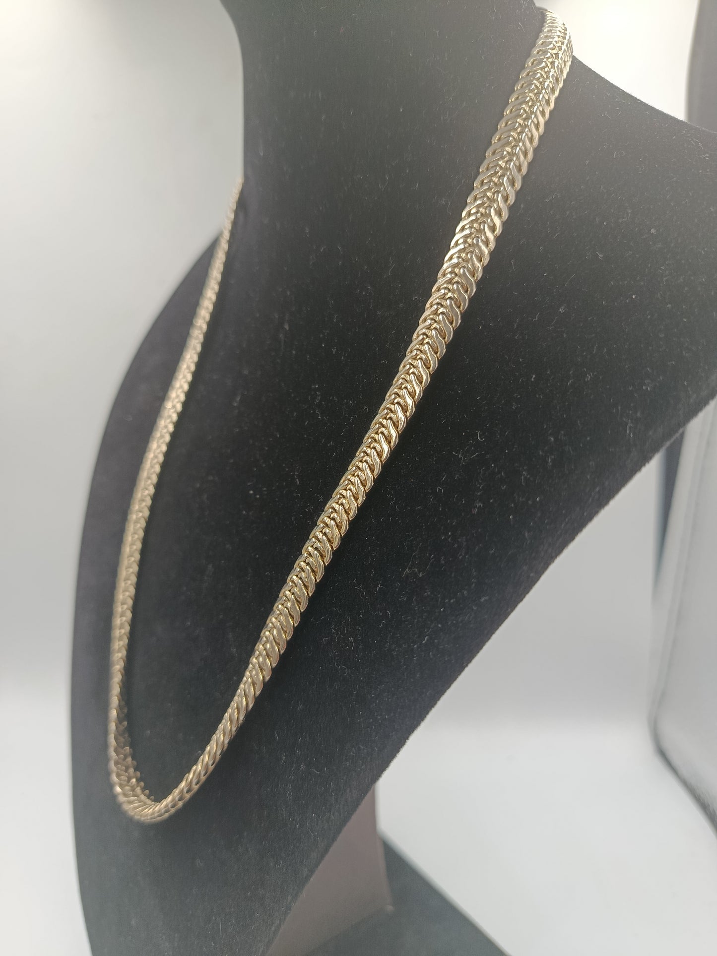 Elegante goldfarbene Panzerkette