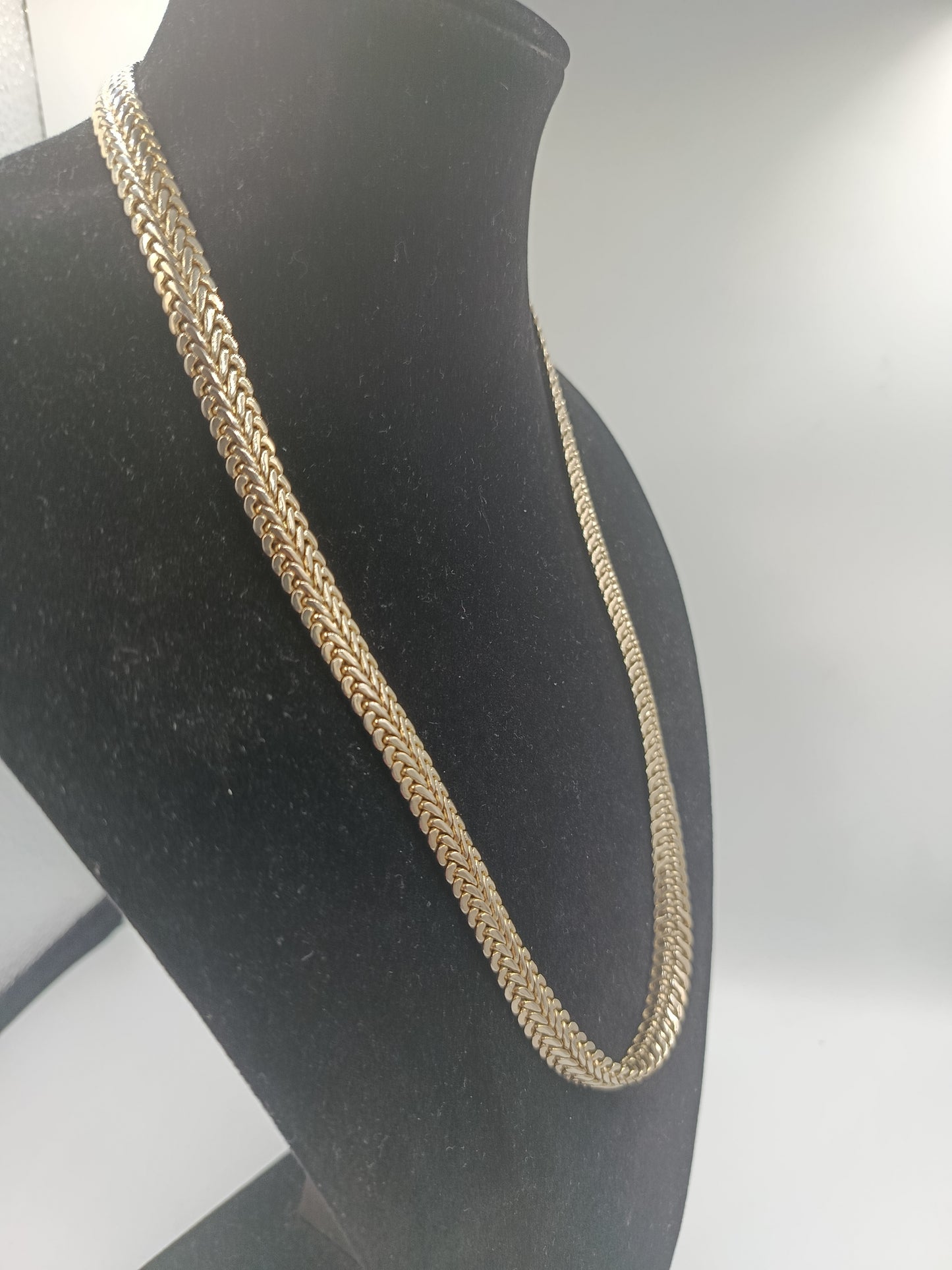 Elegante goldfarbene Panzerkette