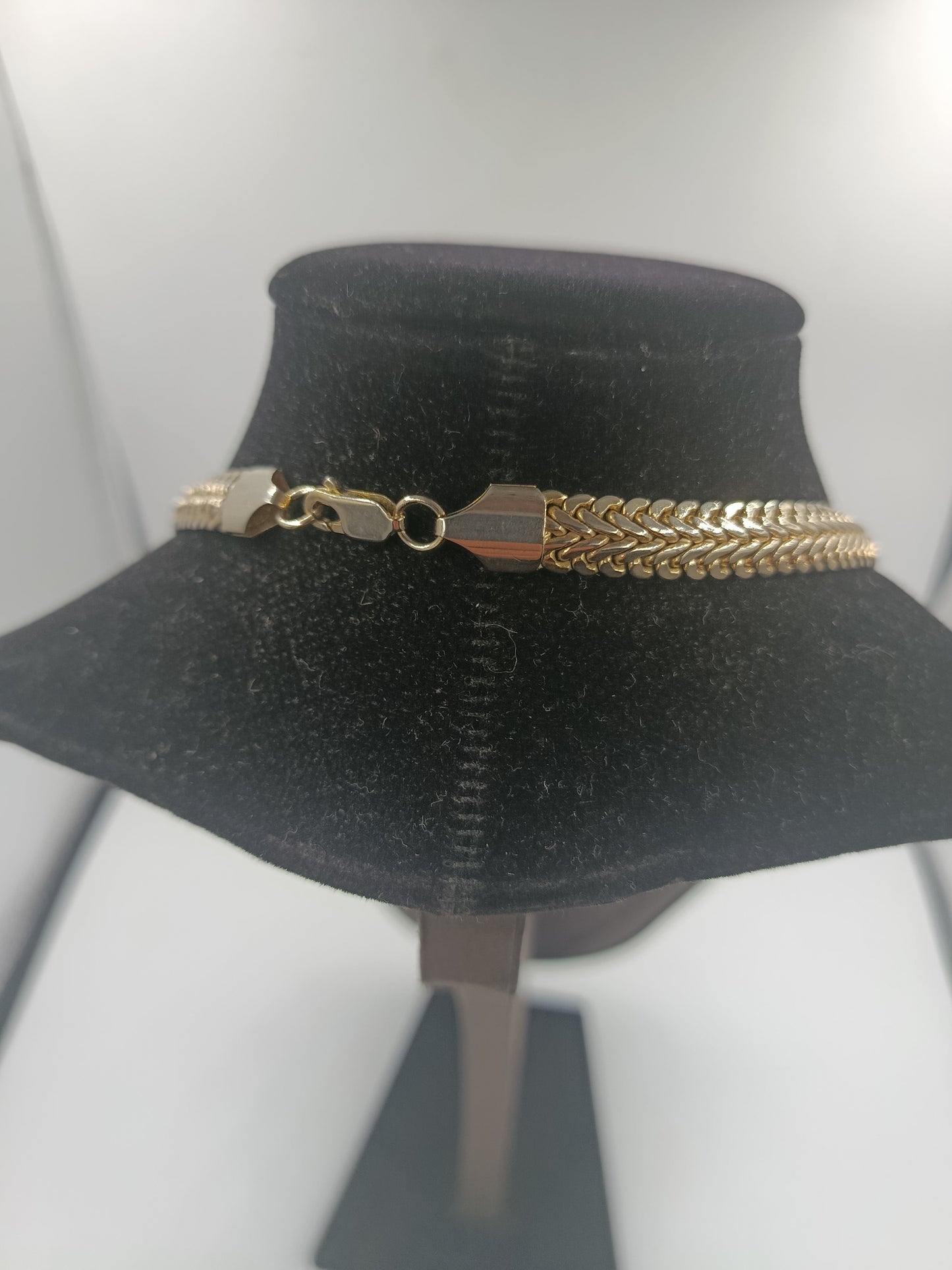 Elegante goldfarbene Panzerkette