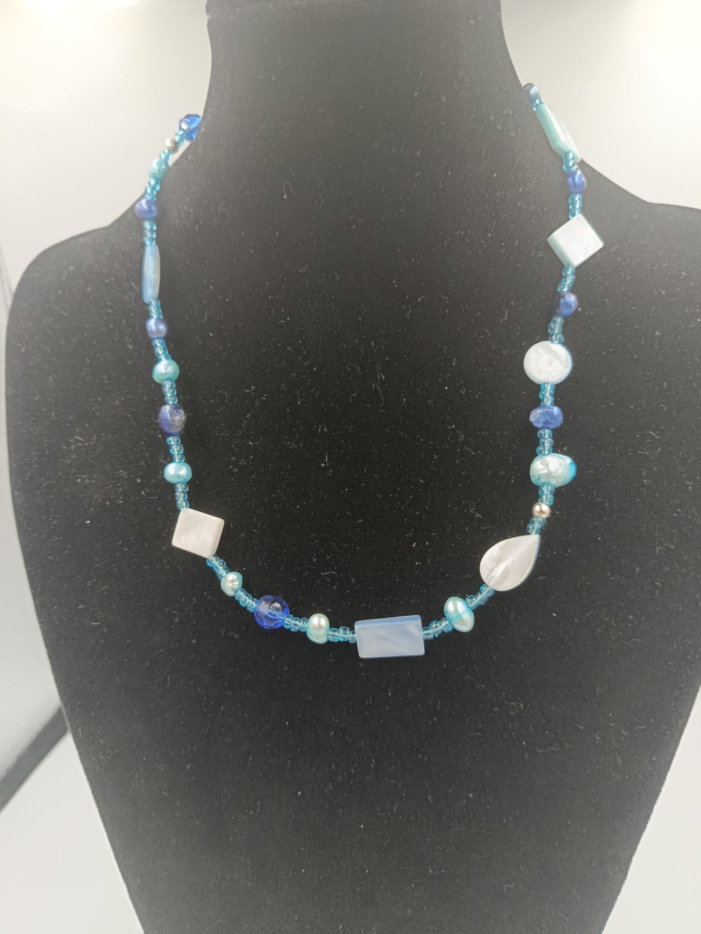 Zarte Glasperlenkette in Blautönen