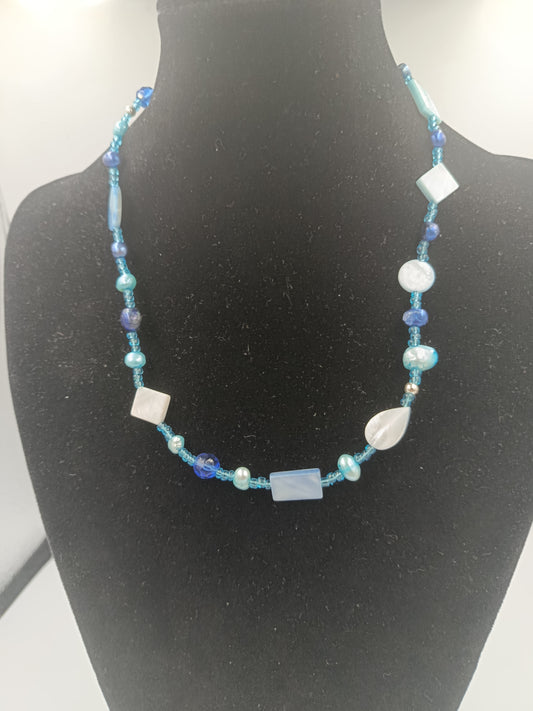 Zarte Glasperlenkette in Blautönen