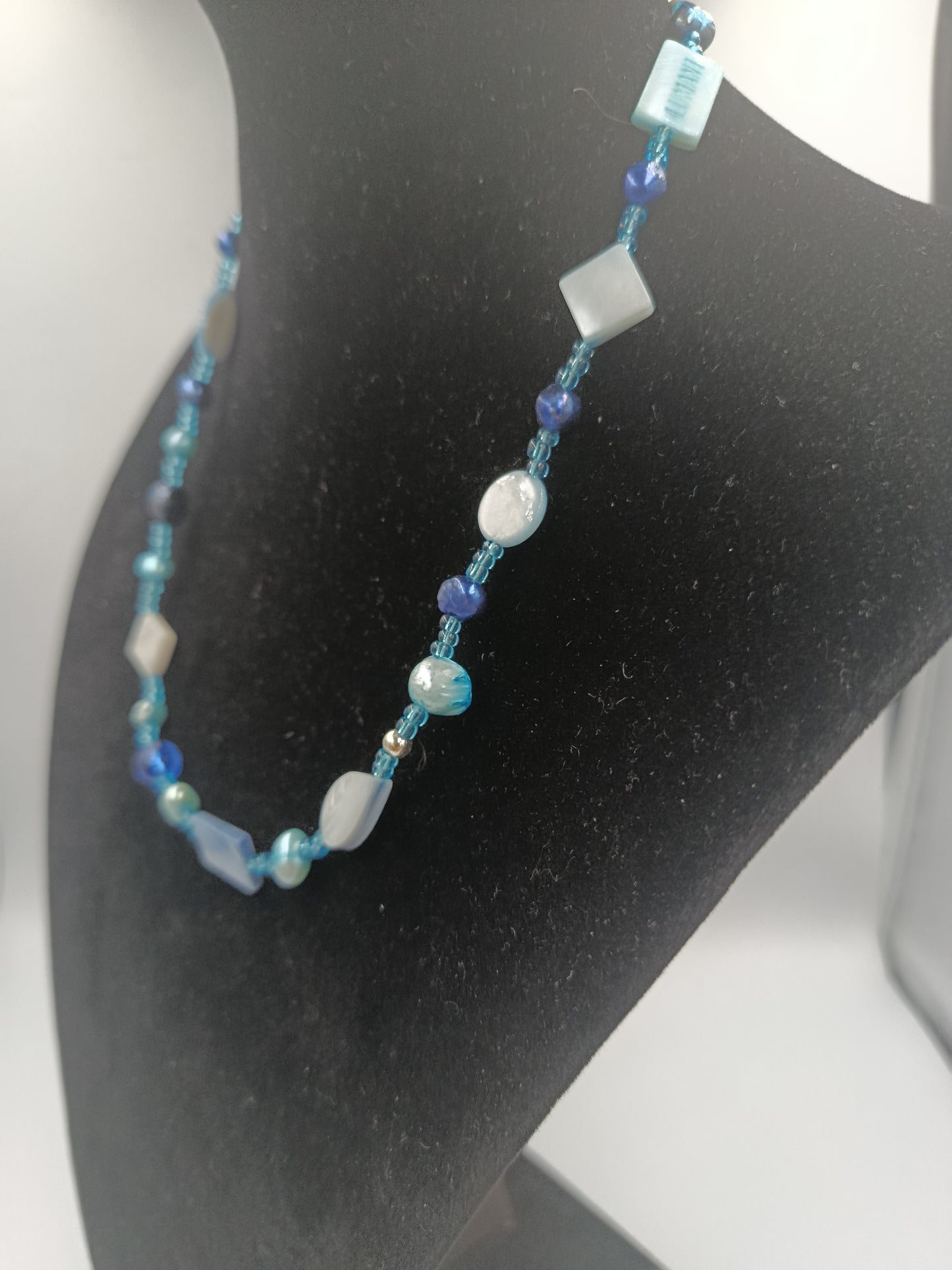 Zarte Glasperlenkette in Blautönen