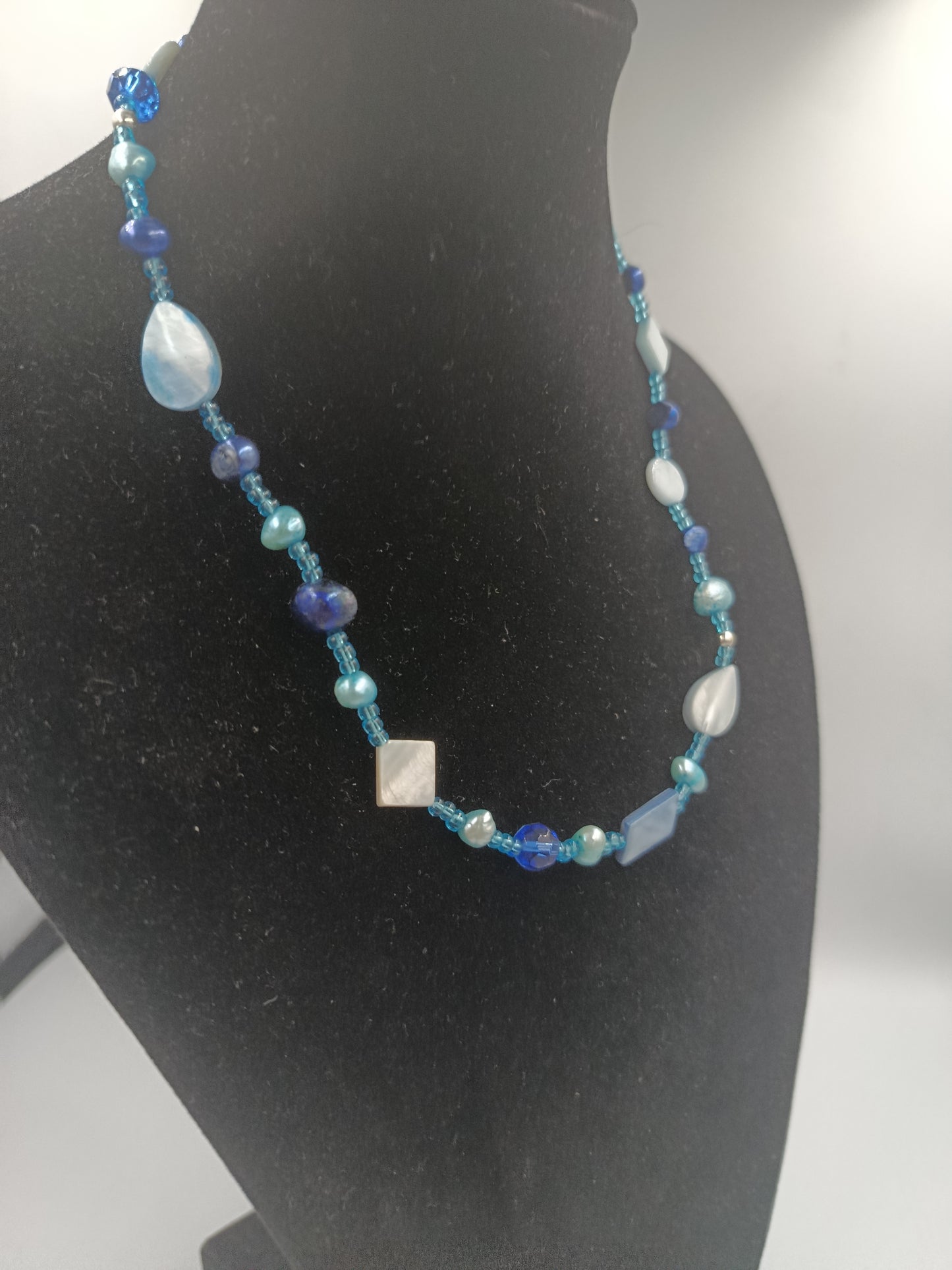 Zarte Glasperlenkette in Blautönen