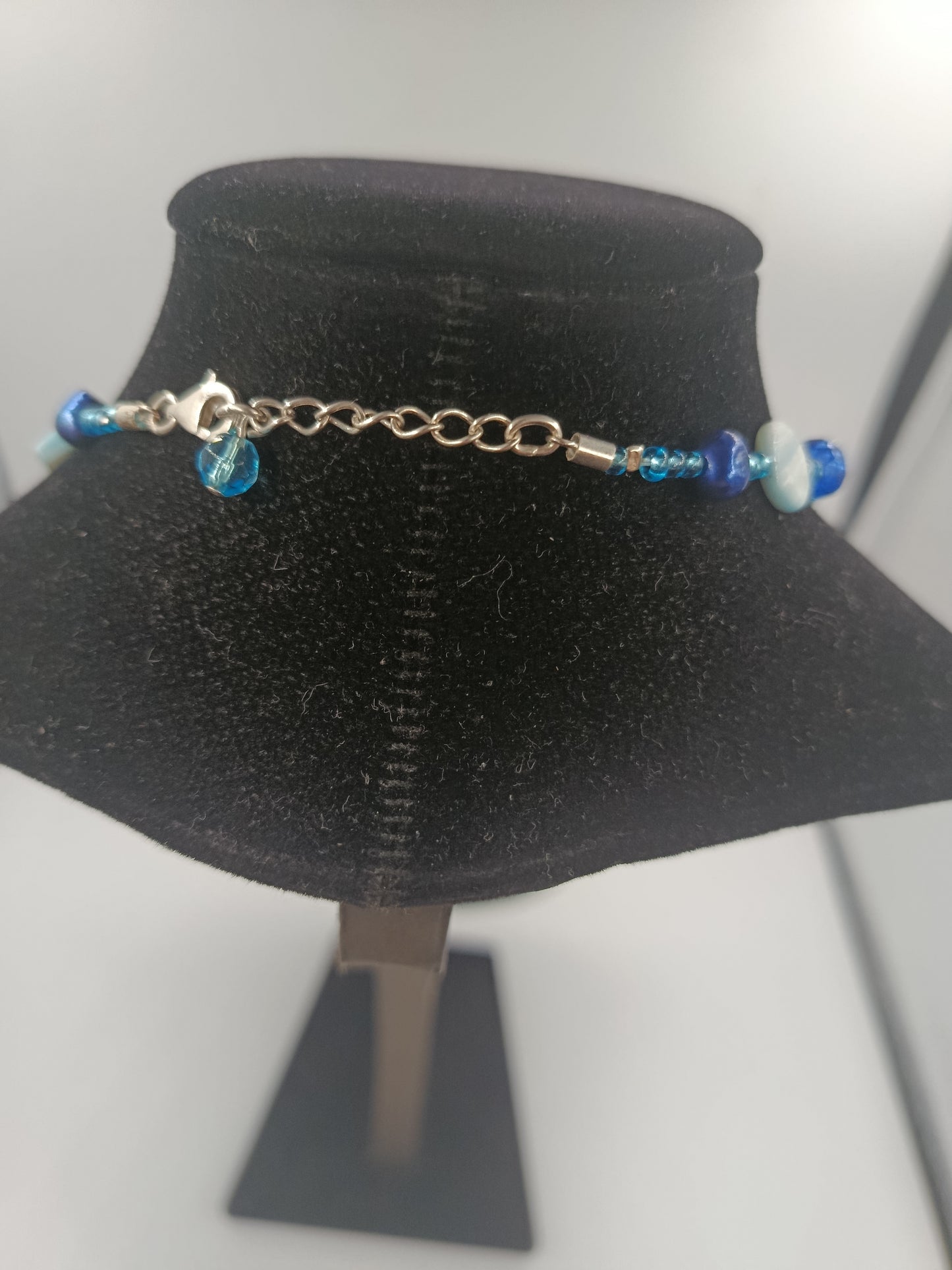 Zarte Glasperlenkette in Blautönen