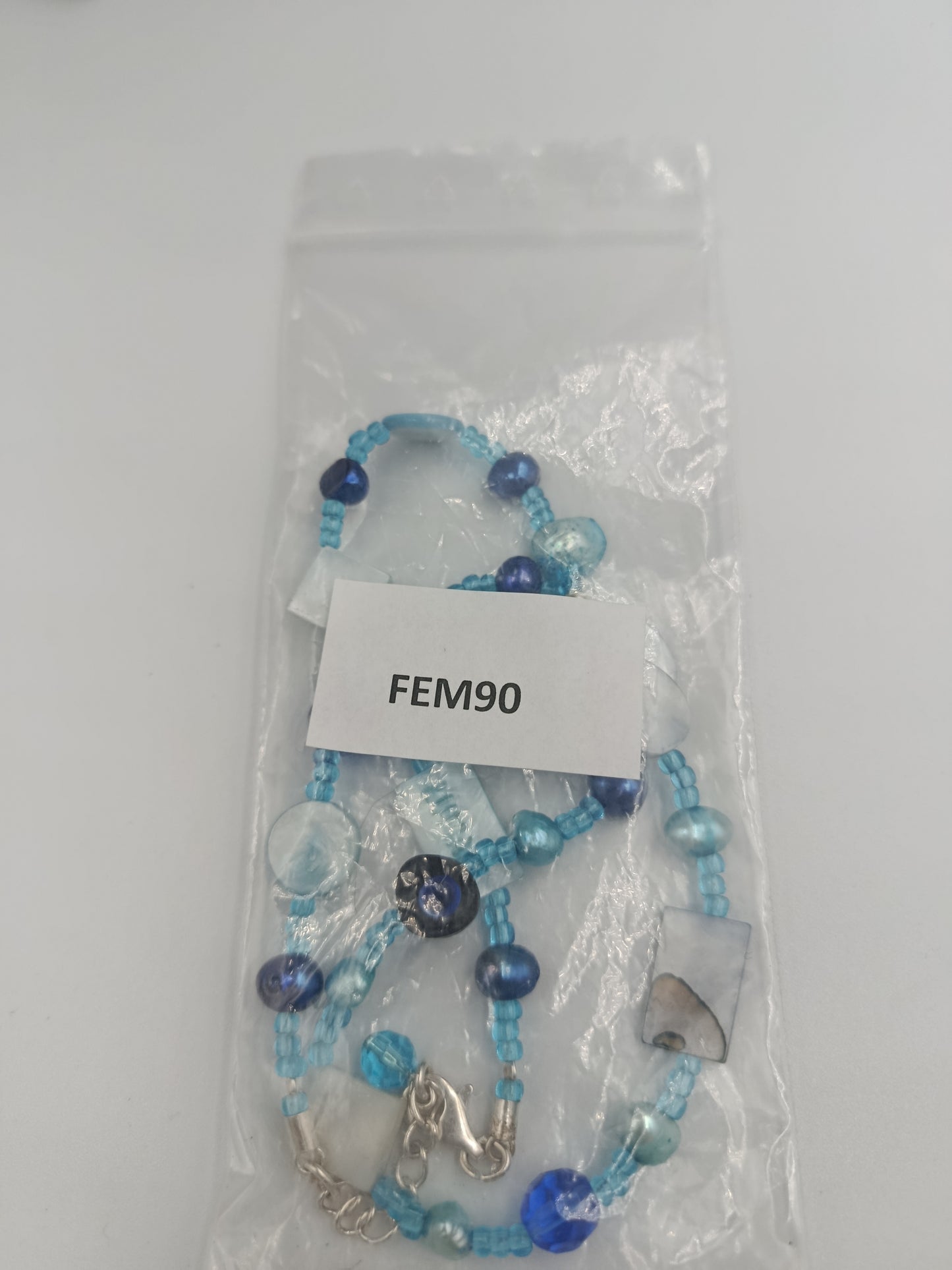 Zarte Glasperlenkette in Blautönen