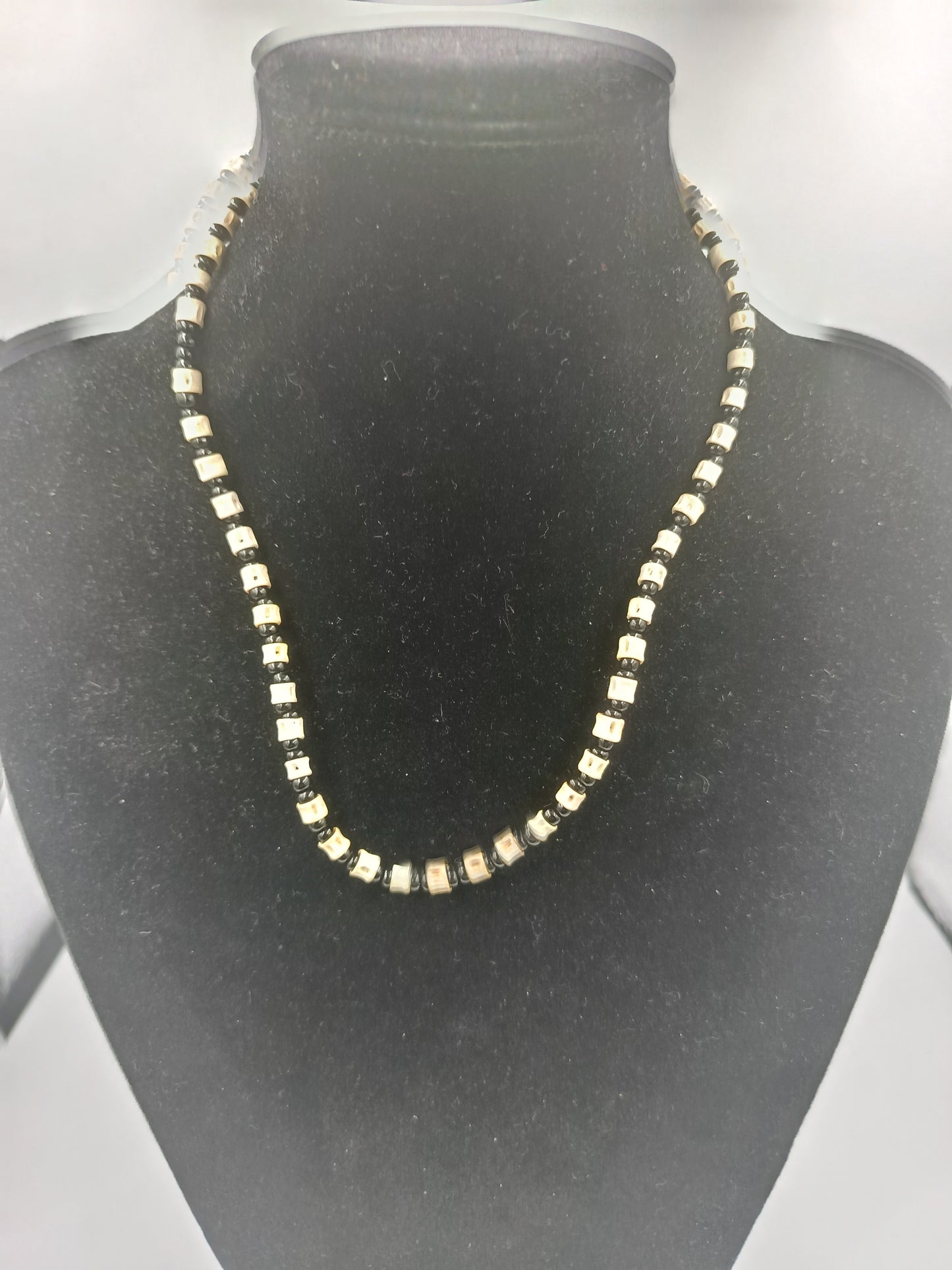 Ethno-Holzperlenkette in Schwarz und Naturtönen