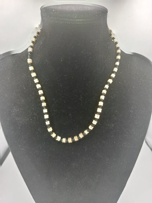 Ethno-Holzperlenkette in Schwarz und Naturtönen