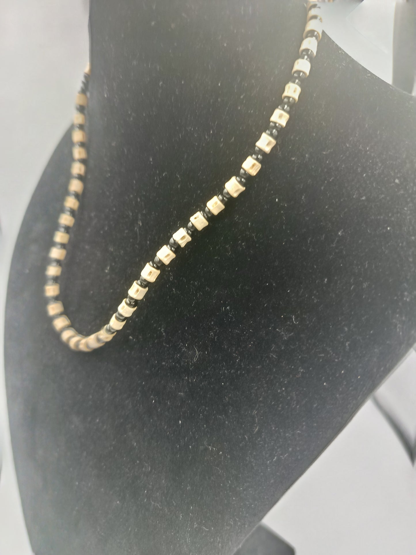 Ethno-Holzperlenkette in Schwarz und Naturtönen