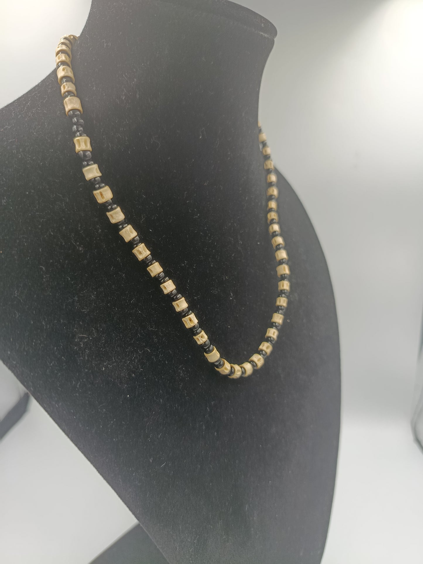 Ethno-Holzperlenkette in Schwarz und Naturtönen