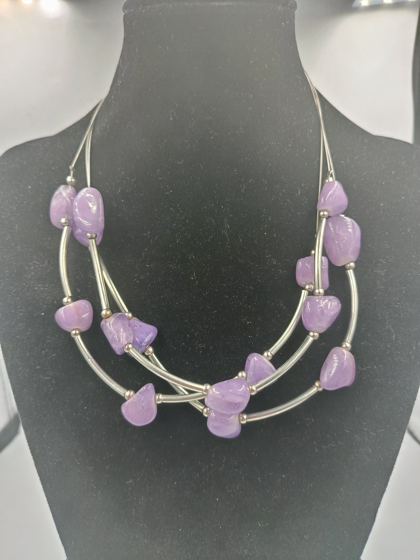 Moderne Halskette mit Lila Steinen und Metallbögen