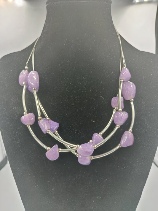 Moderne Halskette mit Lila Steinen und Metallbögen