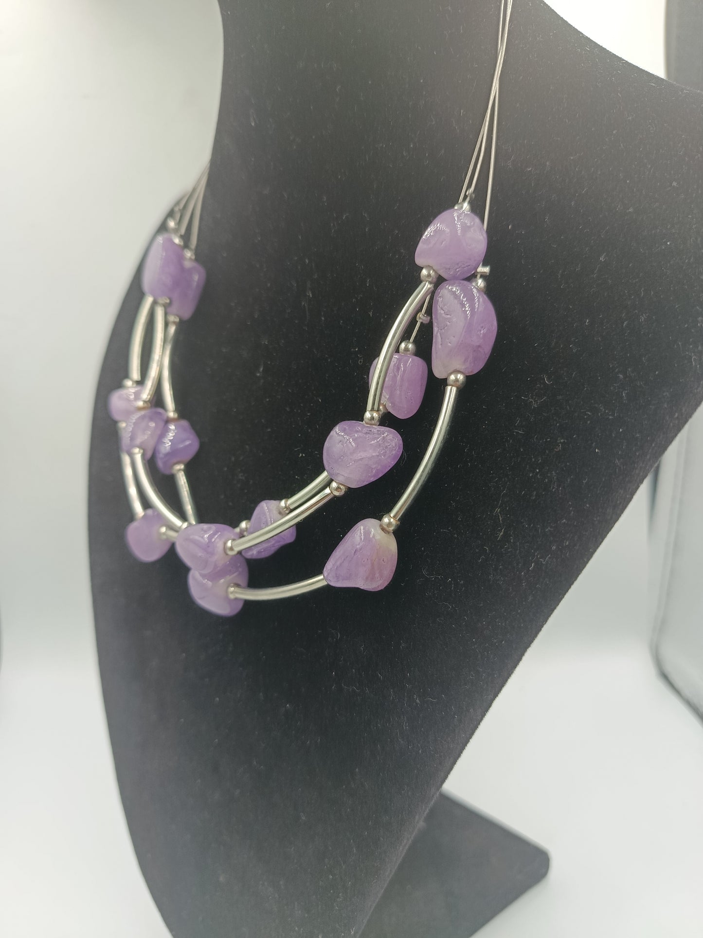 Moderne Halskette mit Lila Steinen und Metallbögen