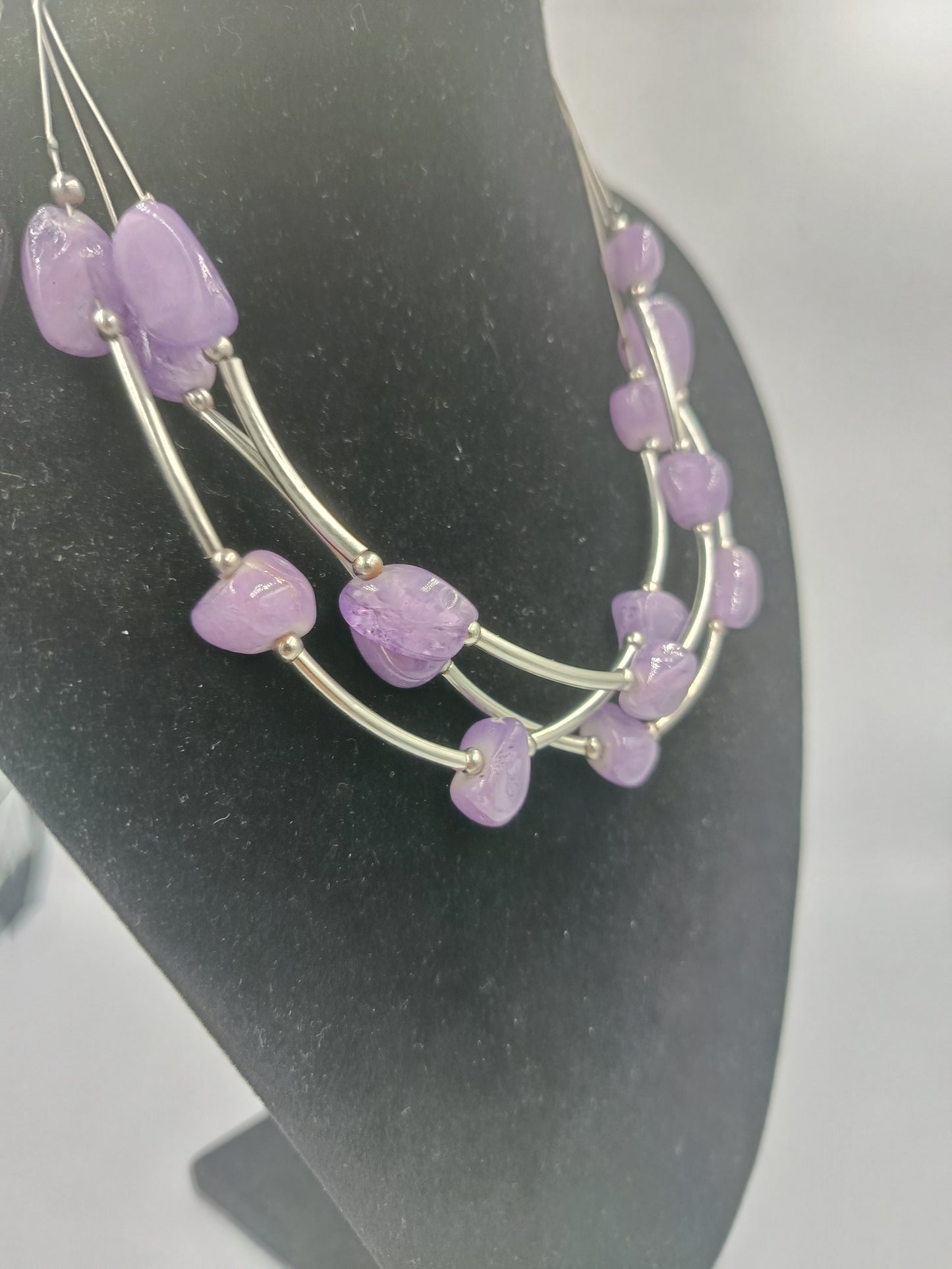 Moderne Halskette mit Lila Steinen und Metallbögen