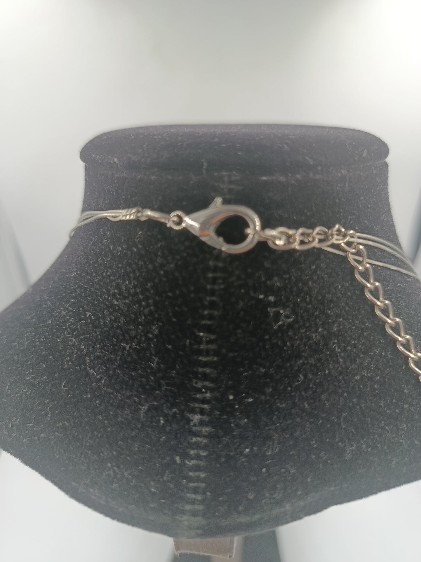 Moderne Halskette mit Lila Steinen und Metallbögen