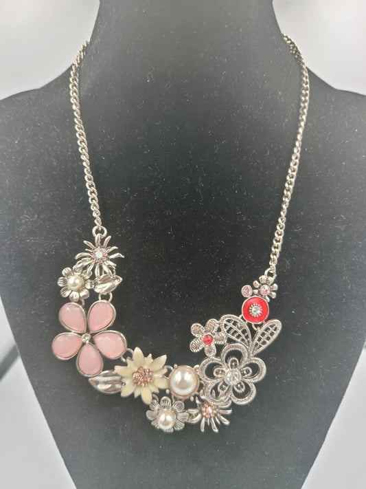 Romantische Statement-Kette mit Blumen und Perlen
