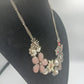 Romantische Statement-Kette mit Blumen und Perlen