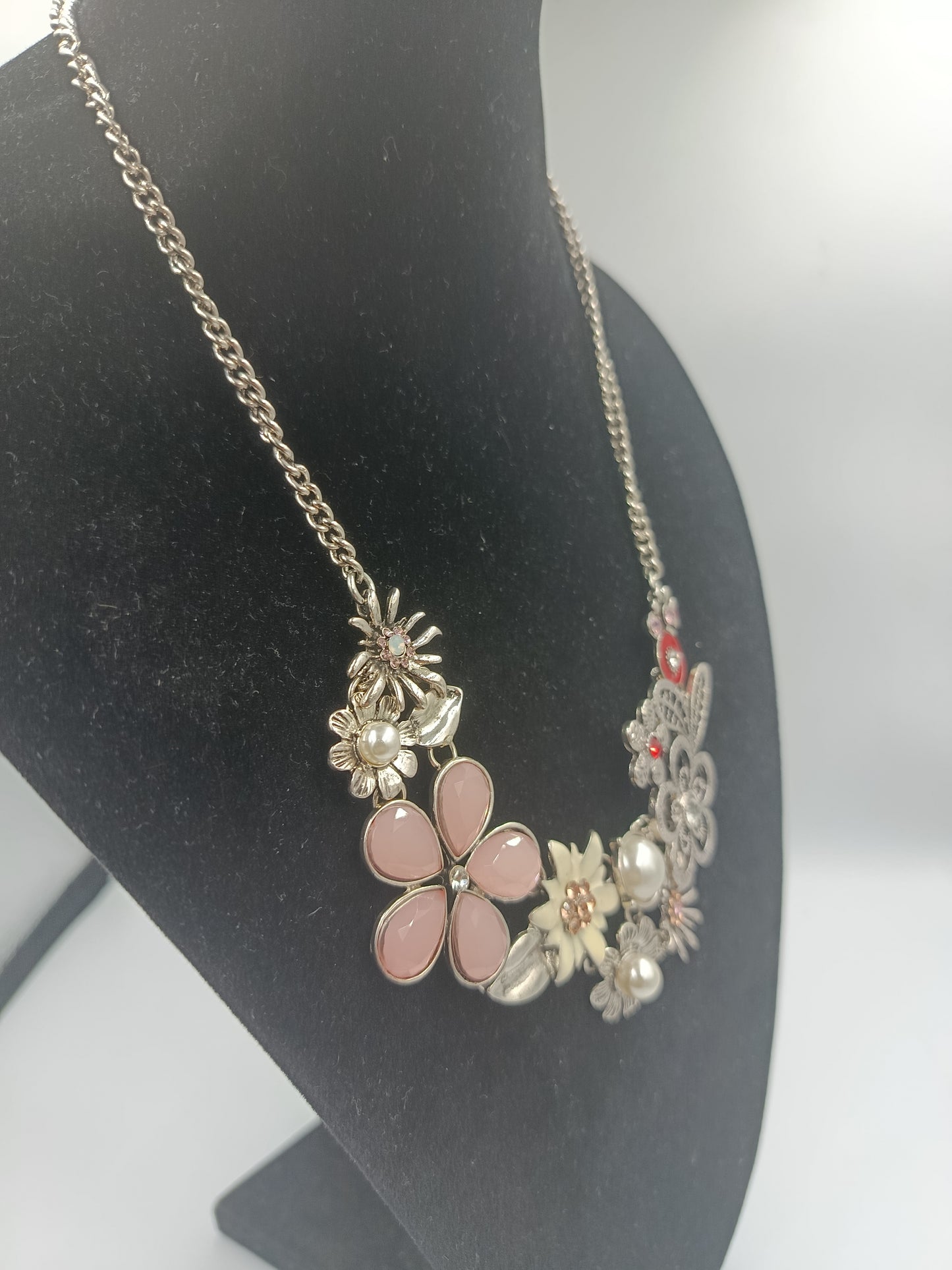 Romantische Statement-Kette mit Blumen und Perlen