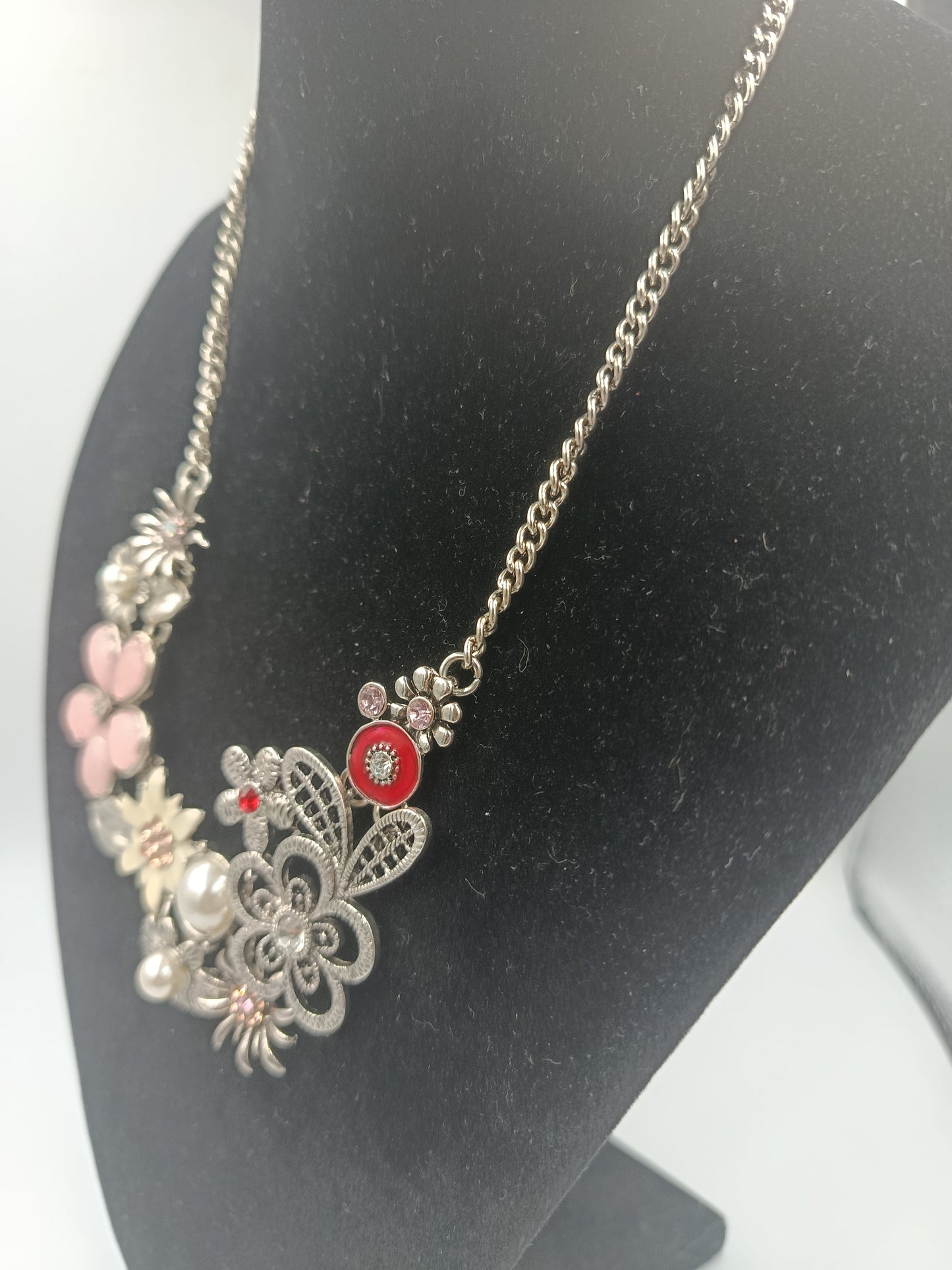 Romantische Statement-Kette mit Blumen und Perlen