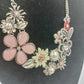 Romantische Statement-Kette mit Blumen und Perlen