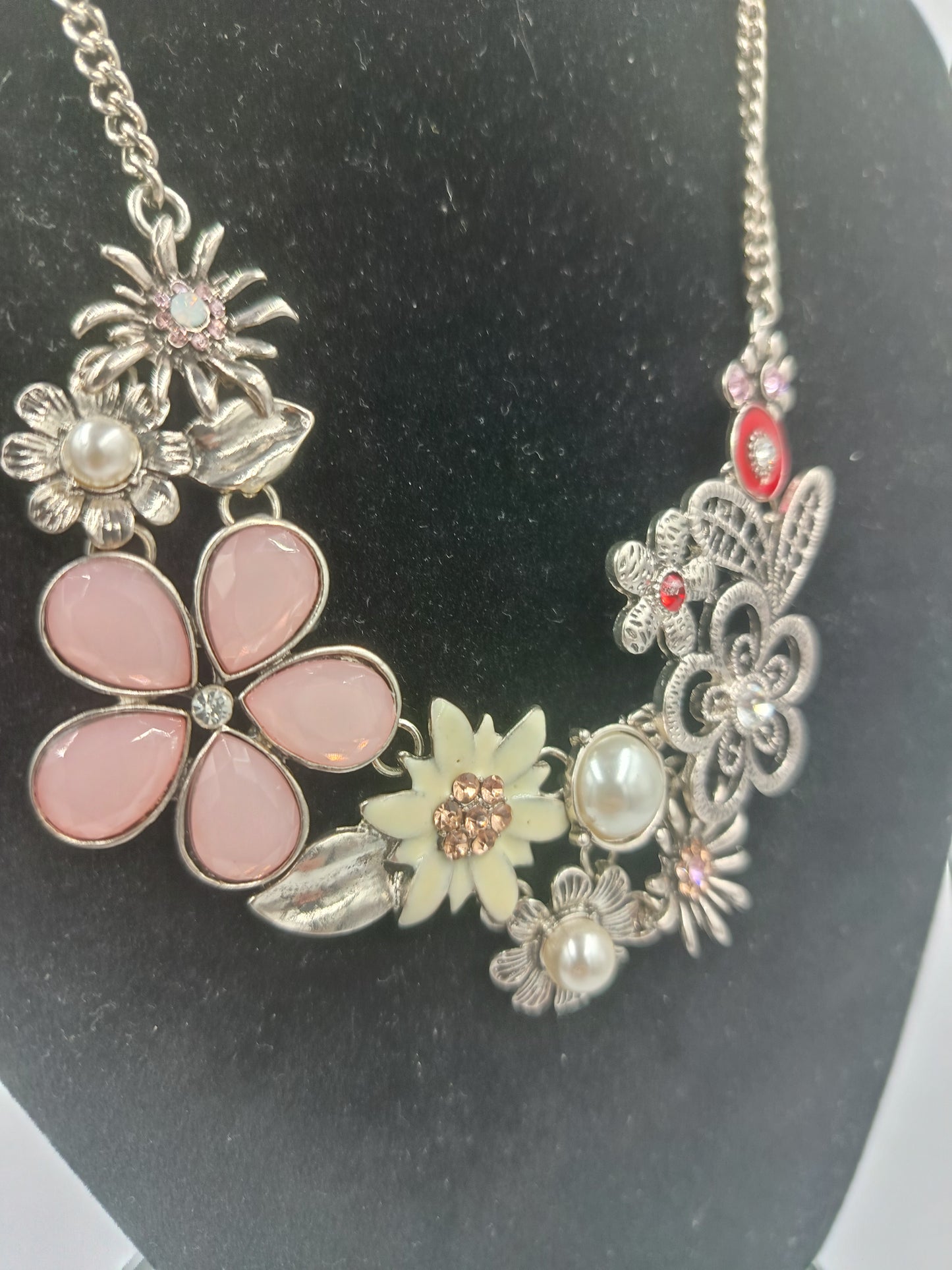 Romantische Statement-Kette mit Blumen und Perlen