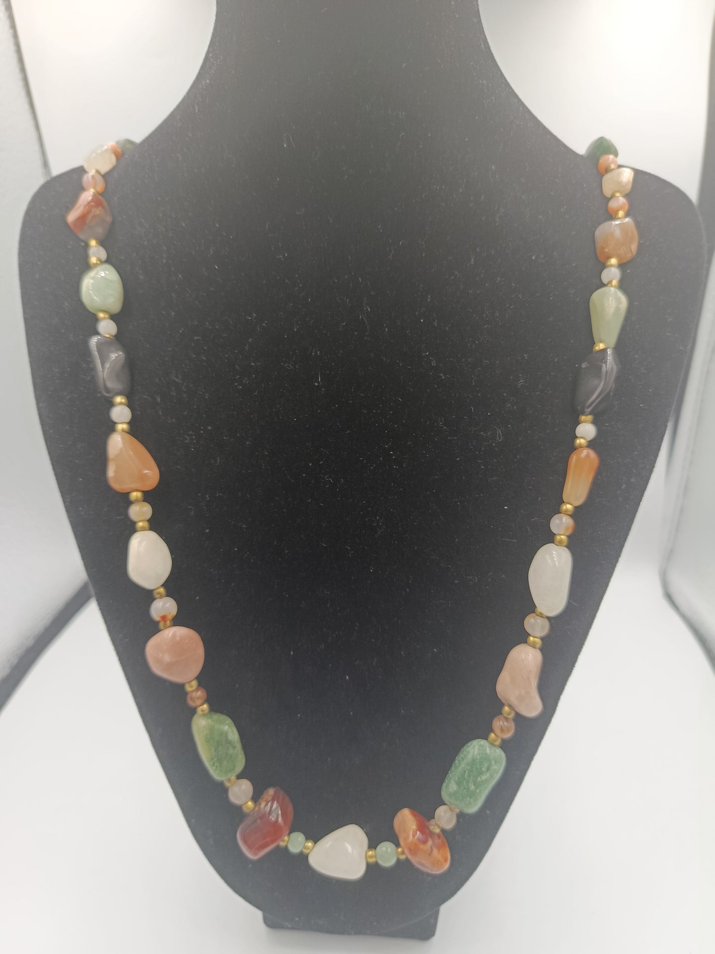 Lange Edelstein-Kette mit Naturstein-Charakter