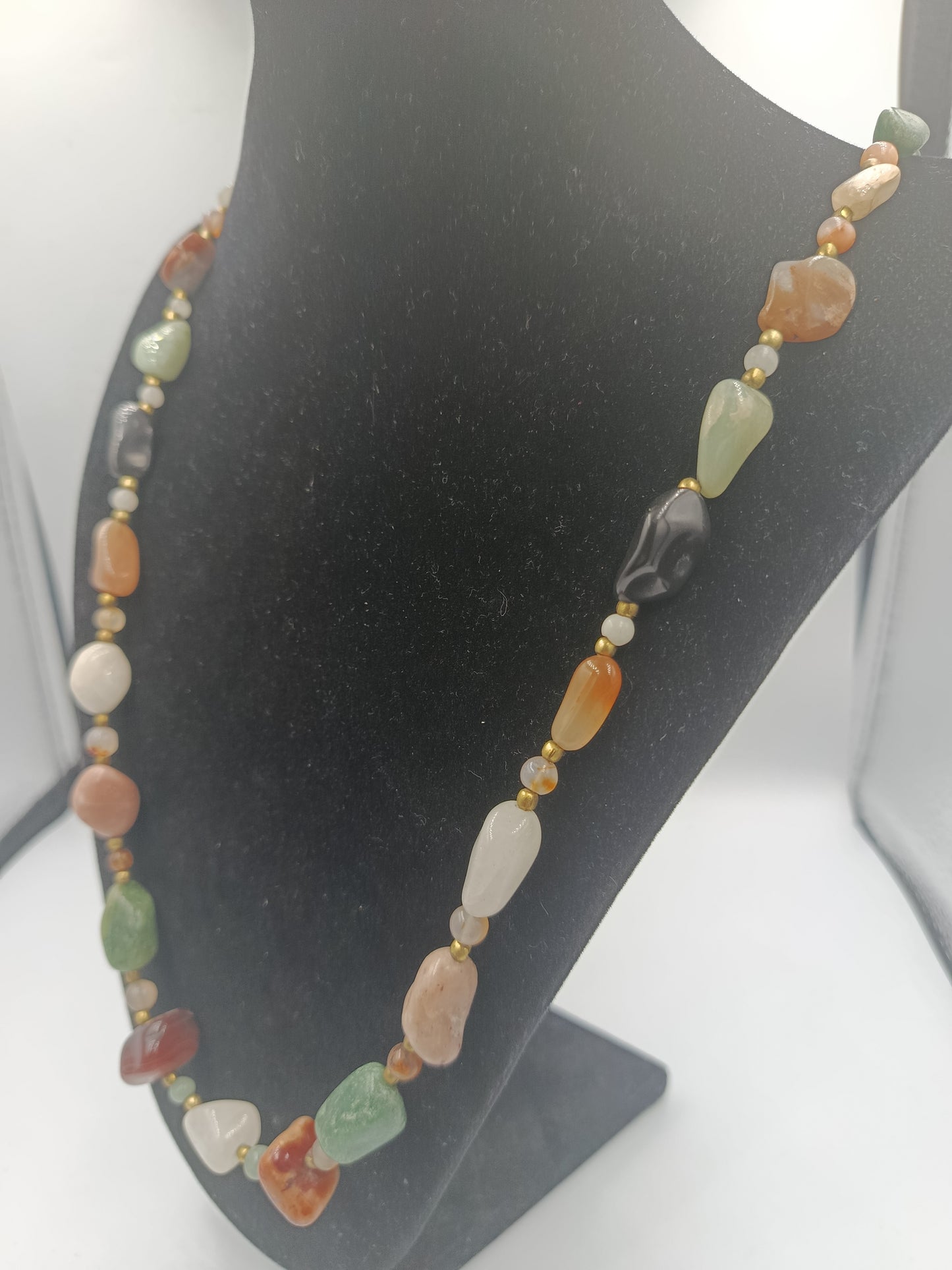 Lange Edelstein-Kette mit Naturstein-Charakter