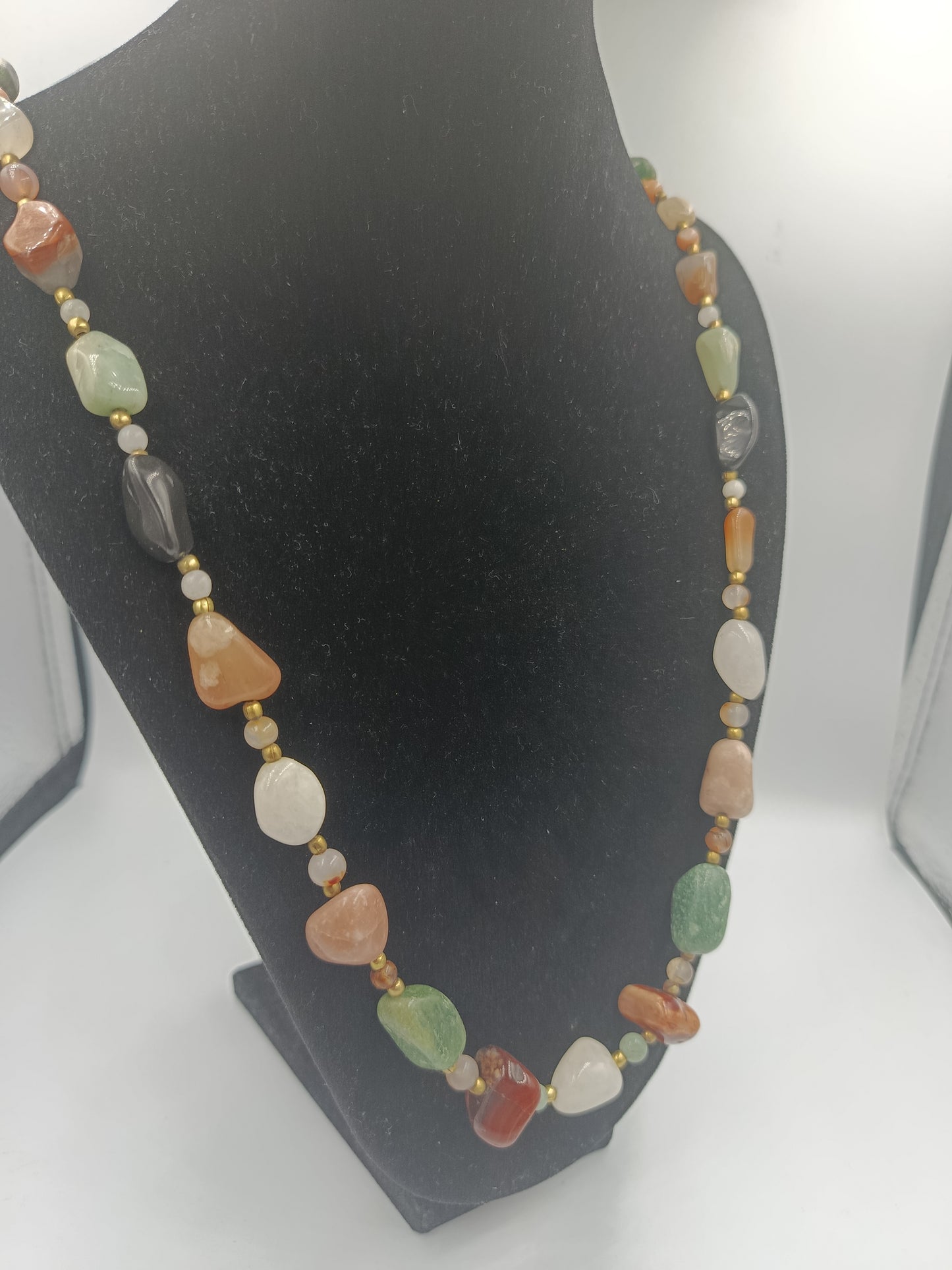 Lange Edelstein-Kette mit Naturstein-Charakter