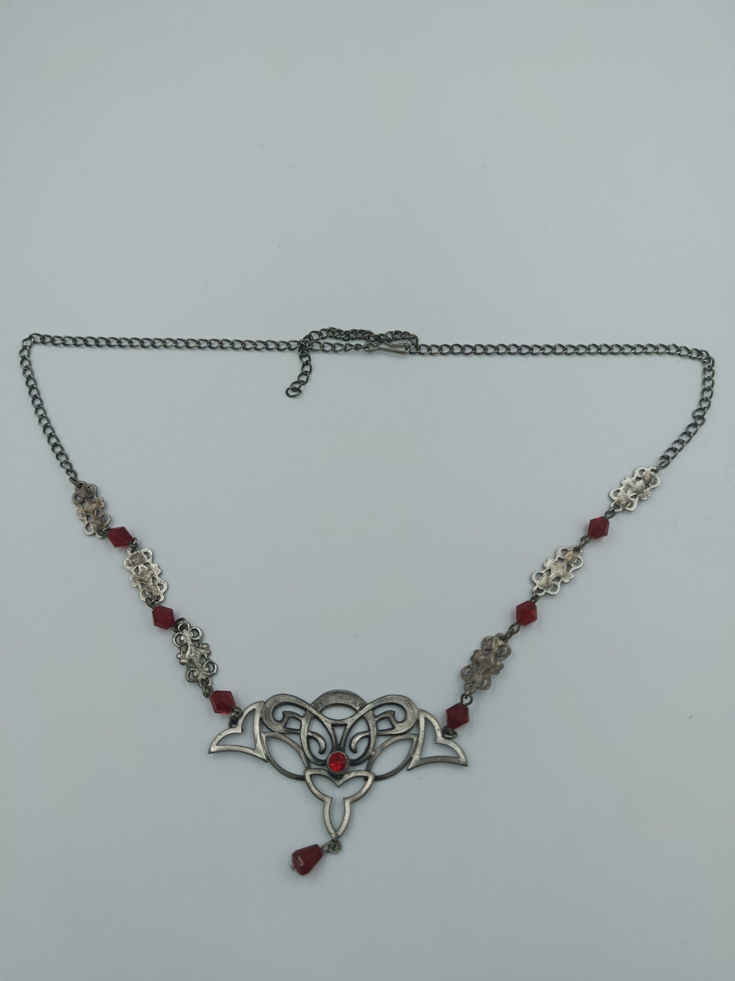 Antike Silberkette mit roten Glassteinen