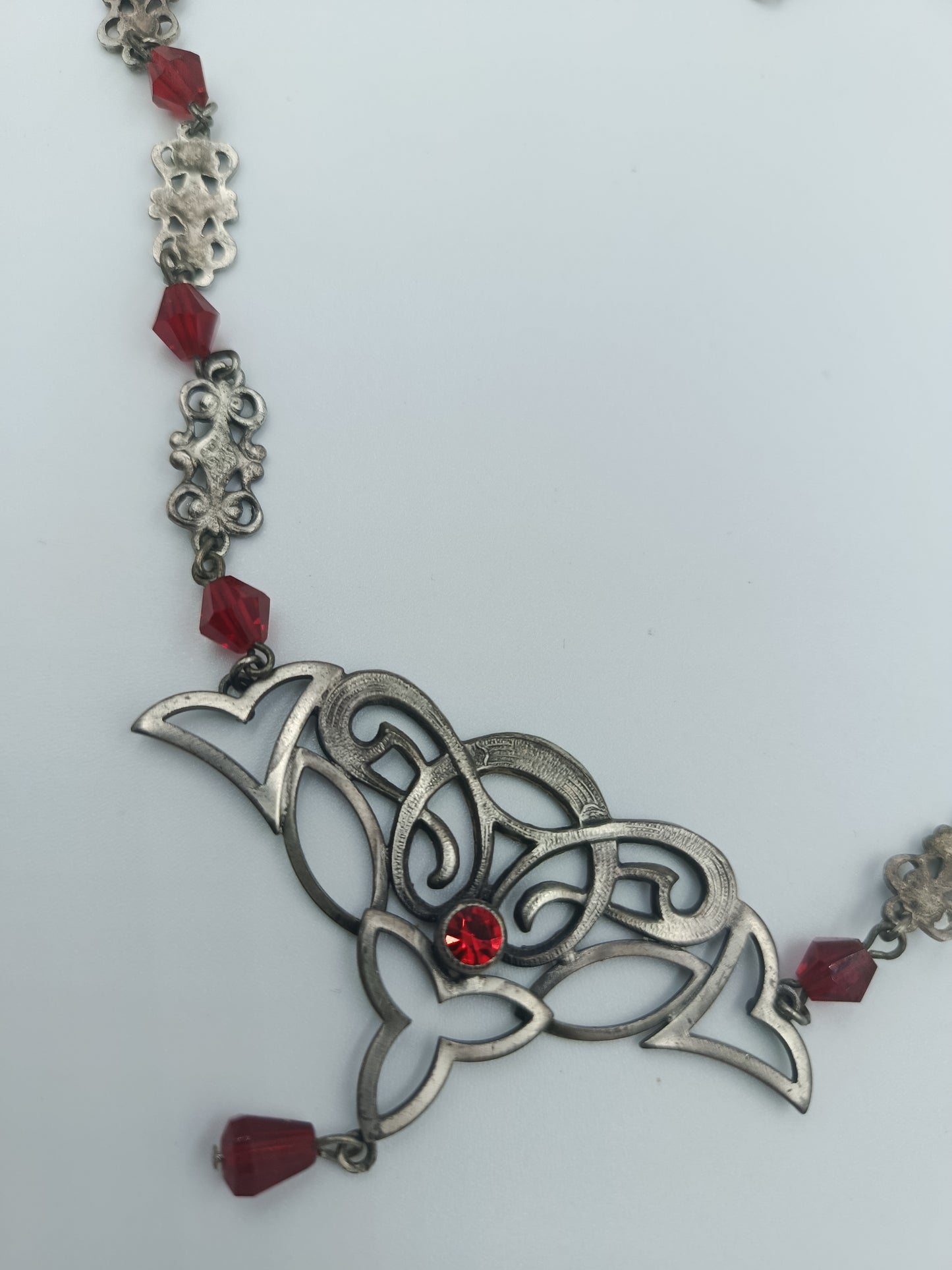 Antike Silberkette mit roten Glassteinen