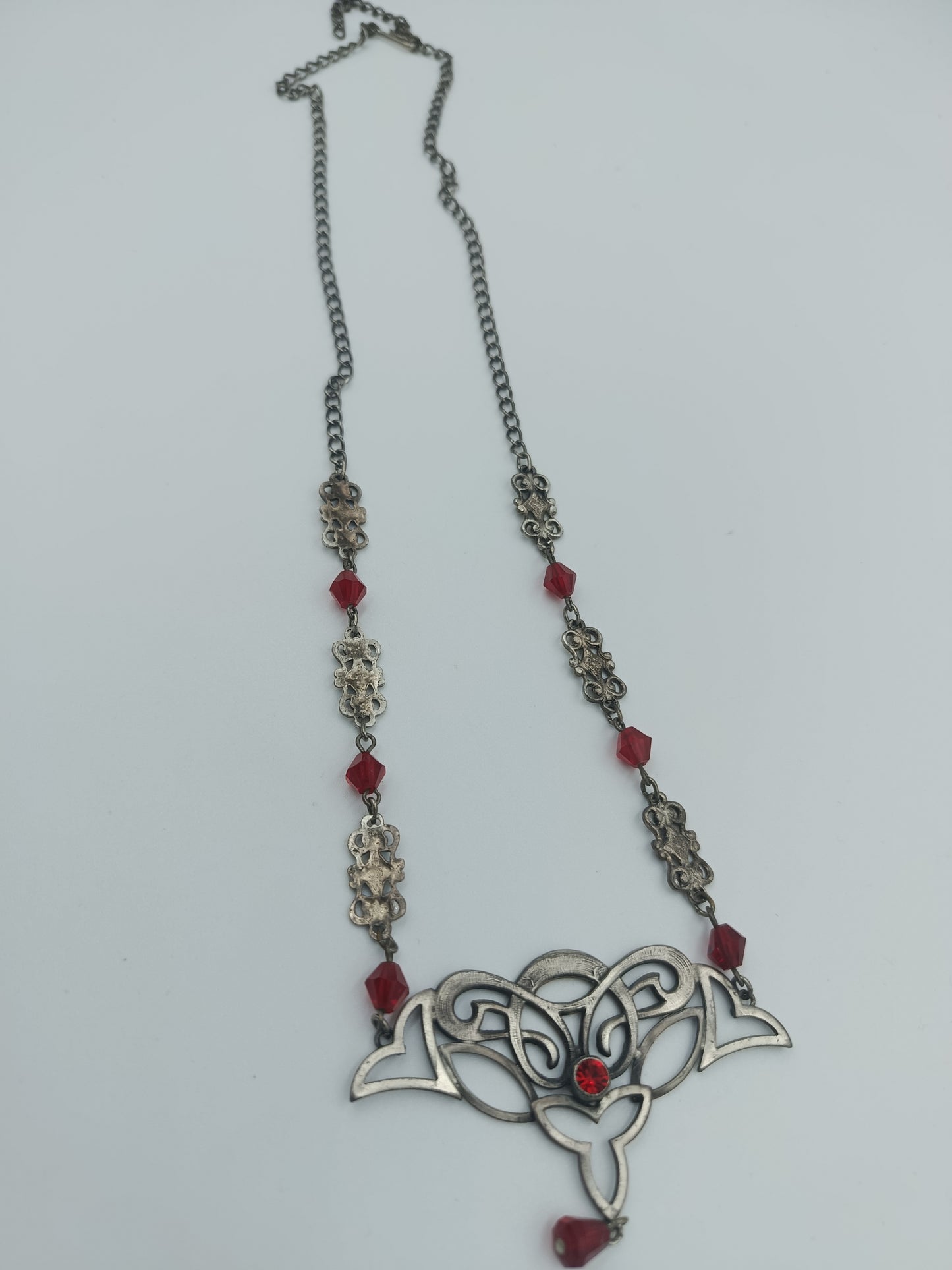 Antike Silberkette mit roten Glassteinen