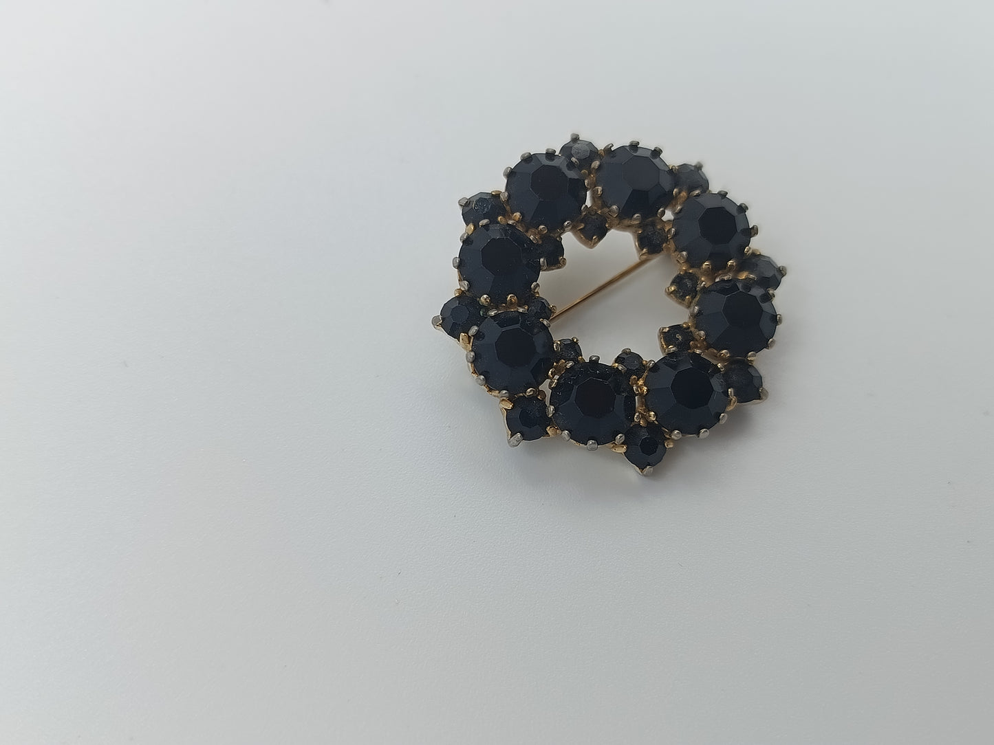 Vintage-Brosche mit schwarzen Glassteinen im Kreisdesign