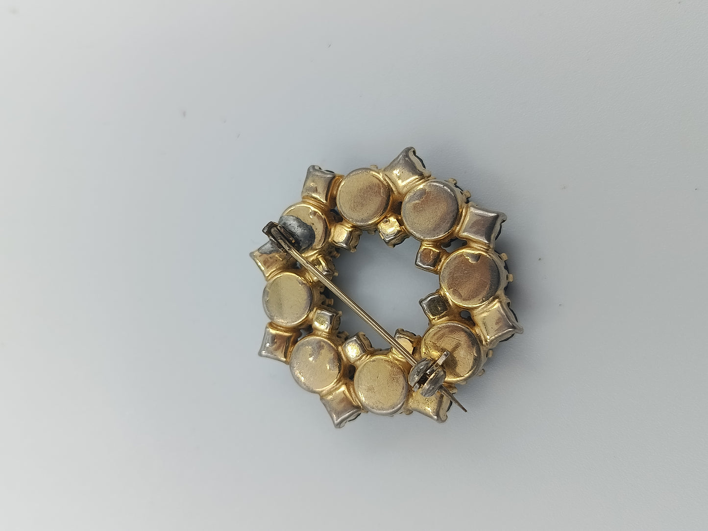 Vintage-Brosche mit schwarzen Glassteinen im Kreisdesign