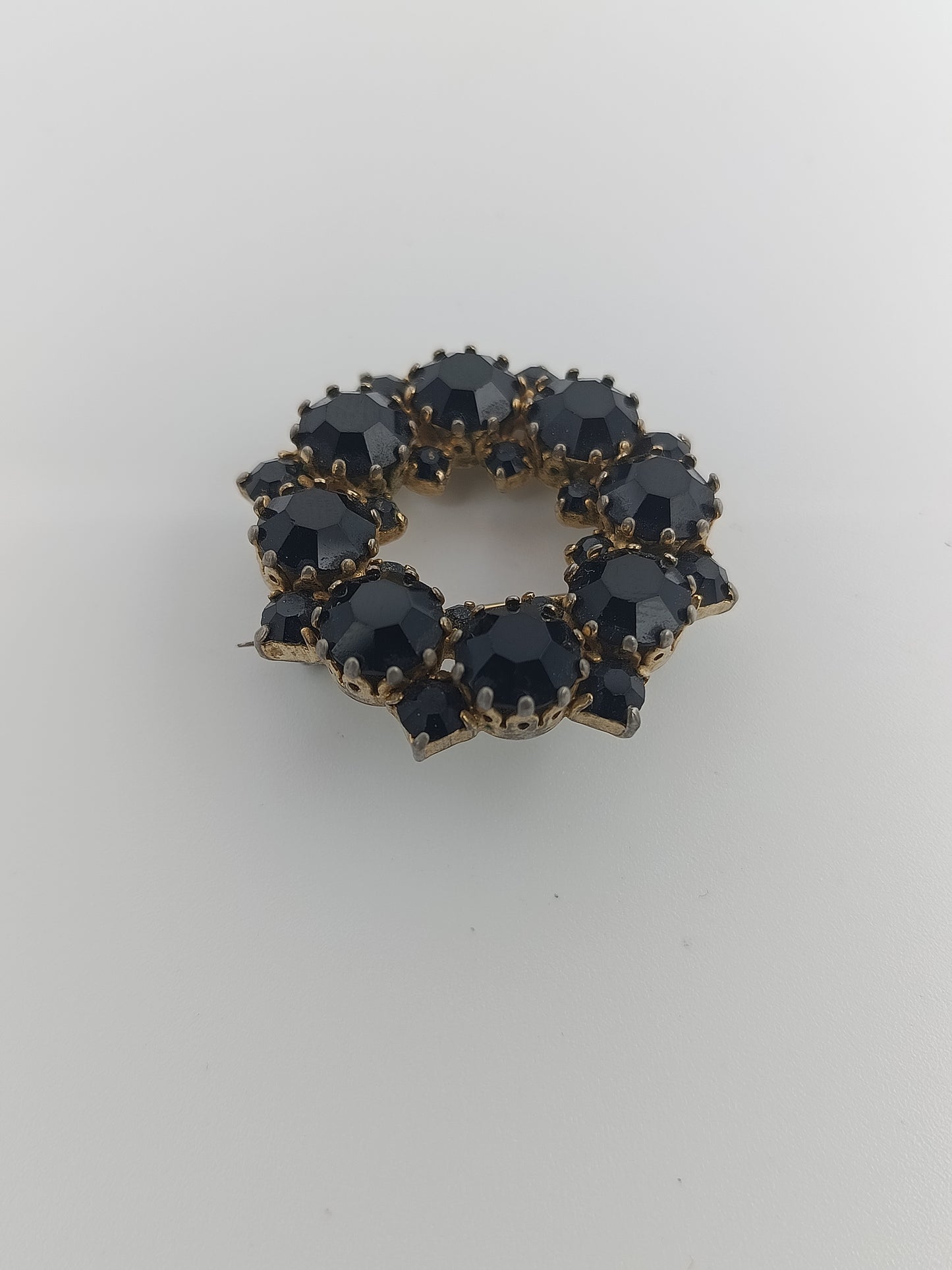 Vintage-Brosche mit schwarzen Glassteinen im Kreisdesign