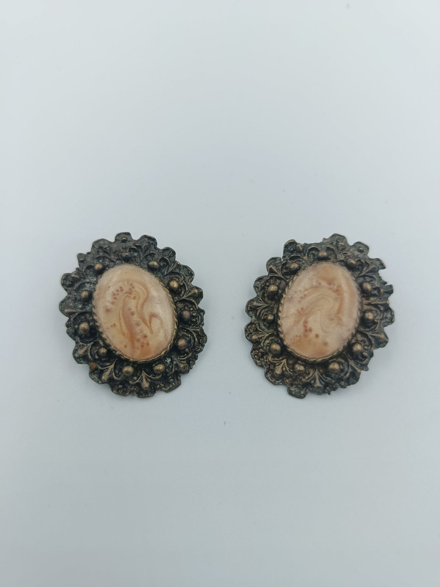 Antike Clip-Ohrringe mit Kamee-Optik