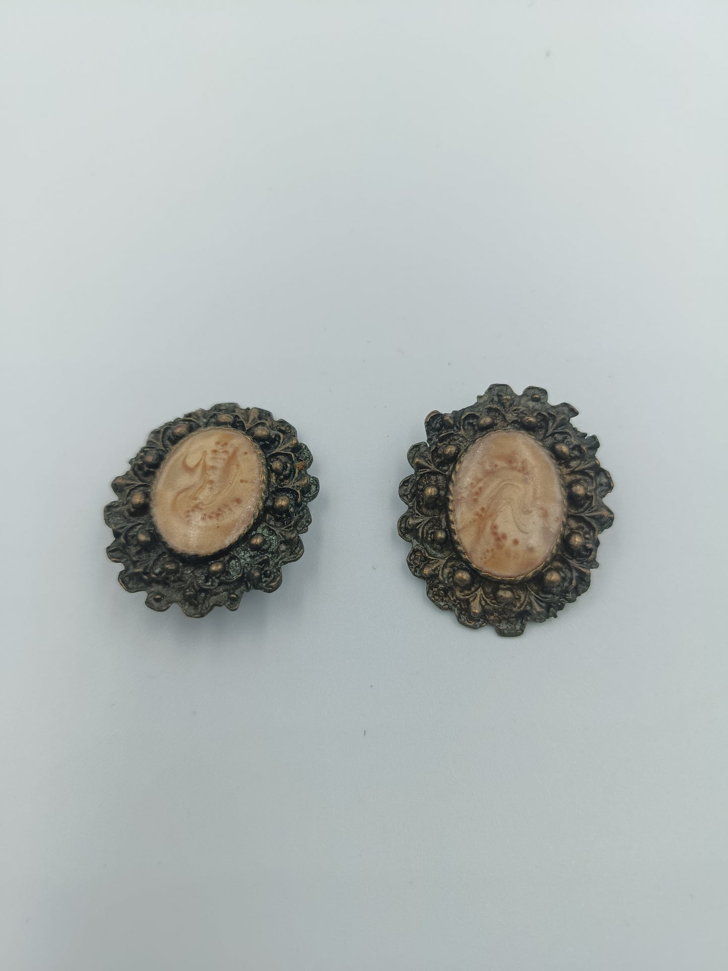Antike Clip-Ohrringe mit Kamee-Optik