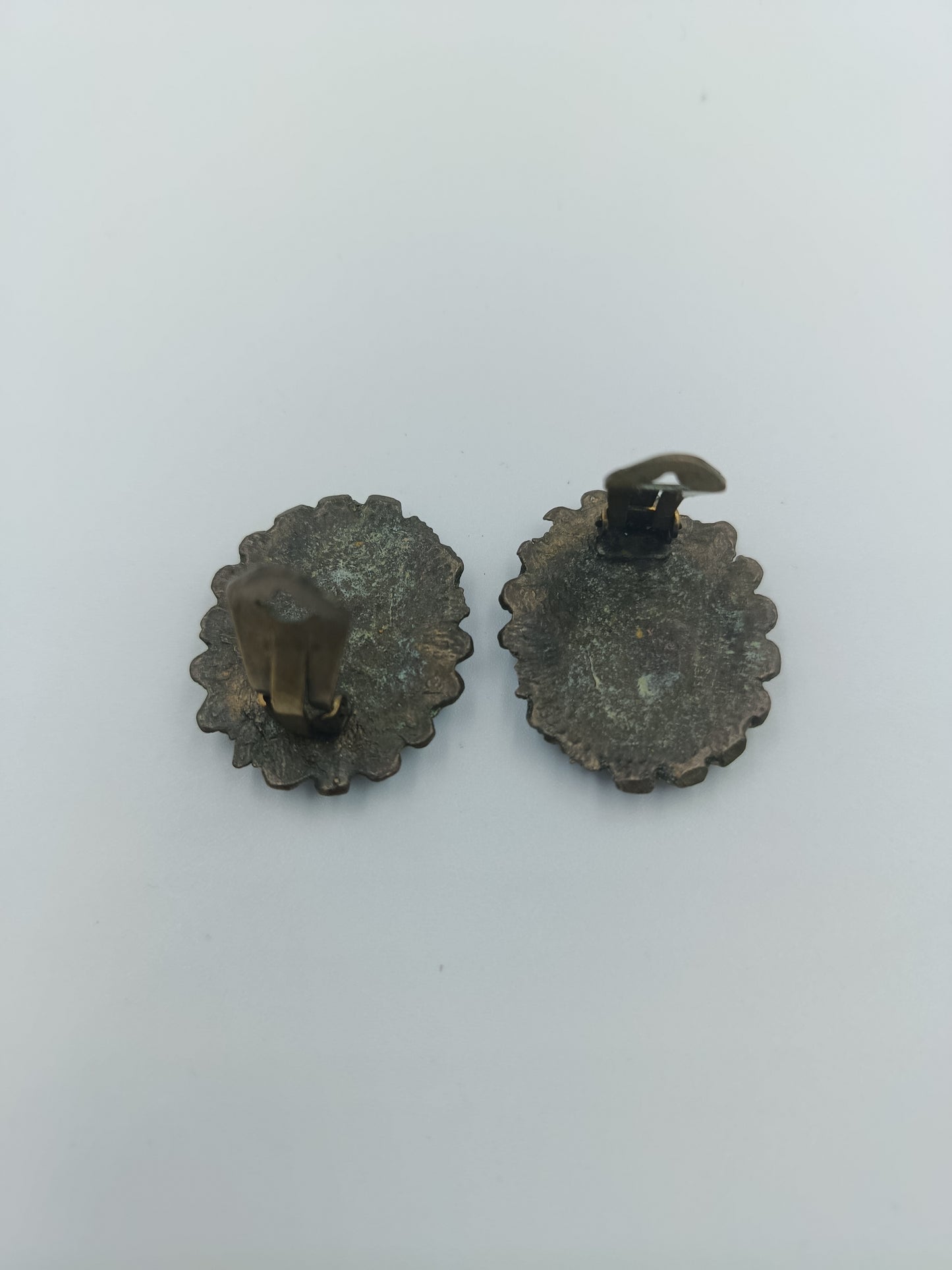 Antike Clip-Ohrringe mit Kamee-Optik