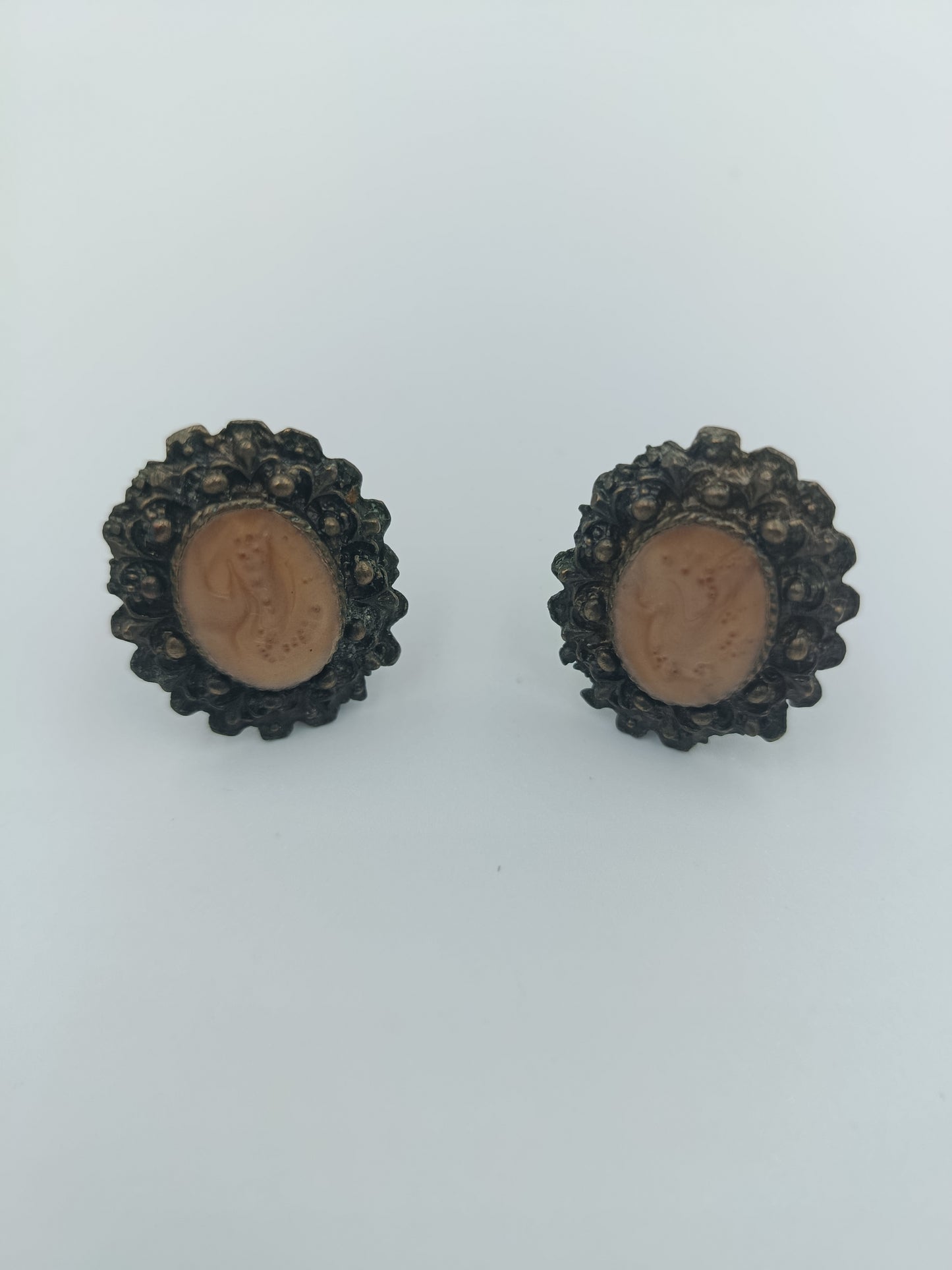 Antike Clip-Ohrringe mit Kamee-Optik