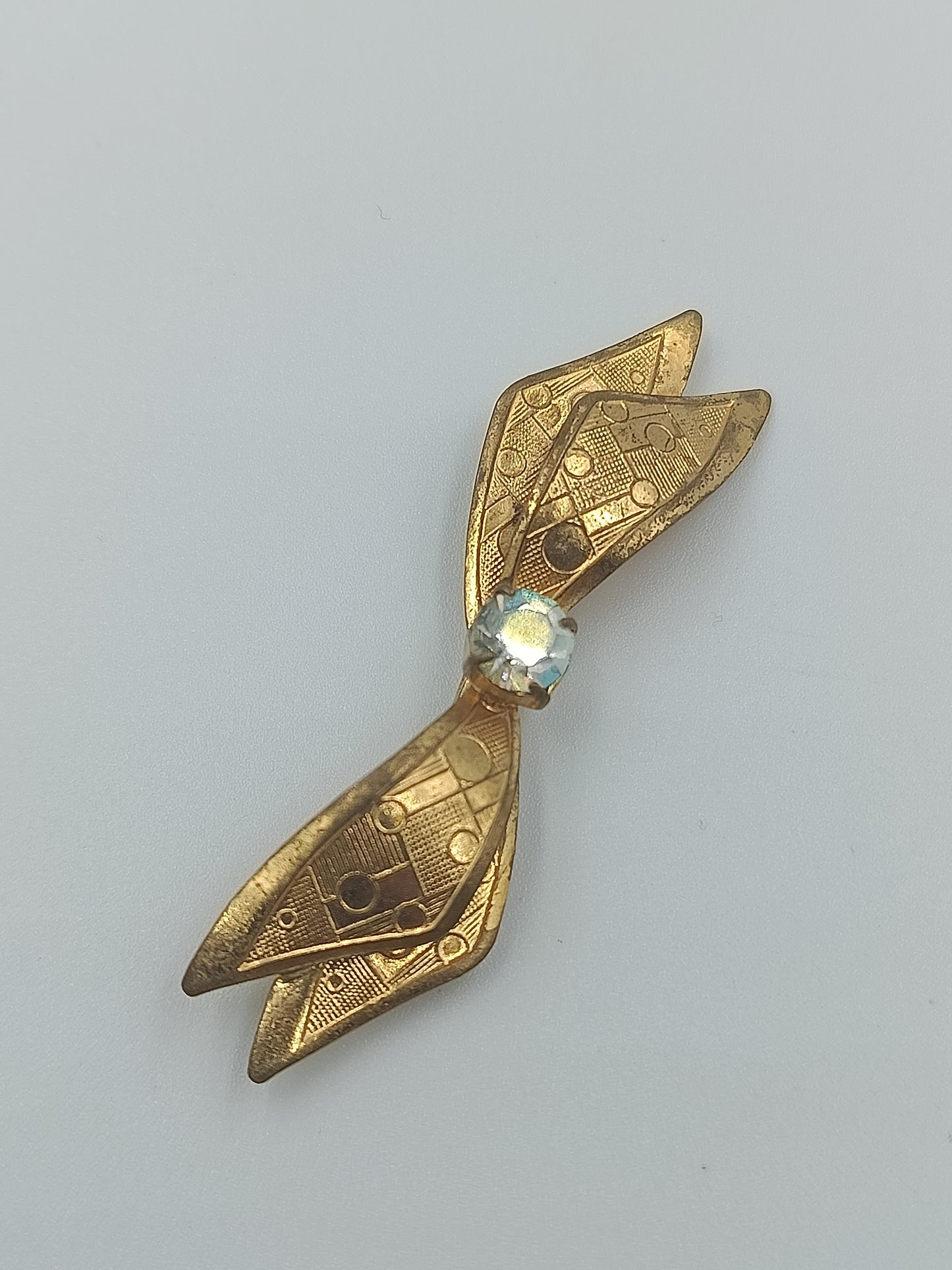 Antike Goldfarbene Brosche in Schleifenform mit Strass