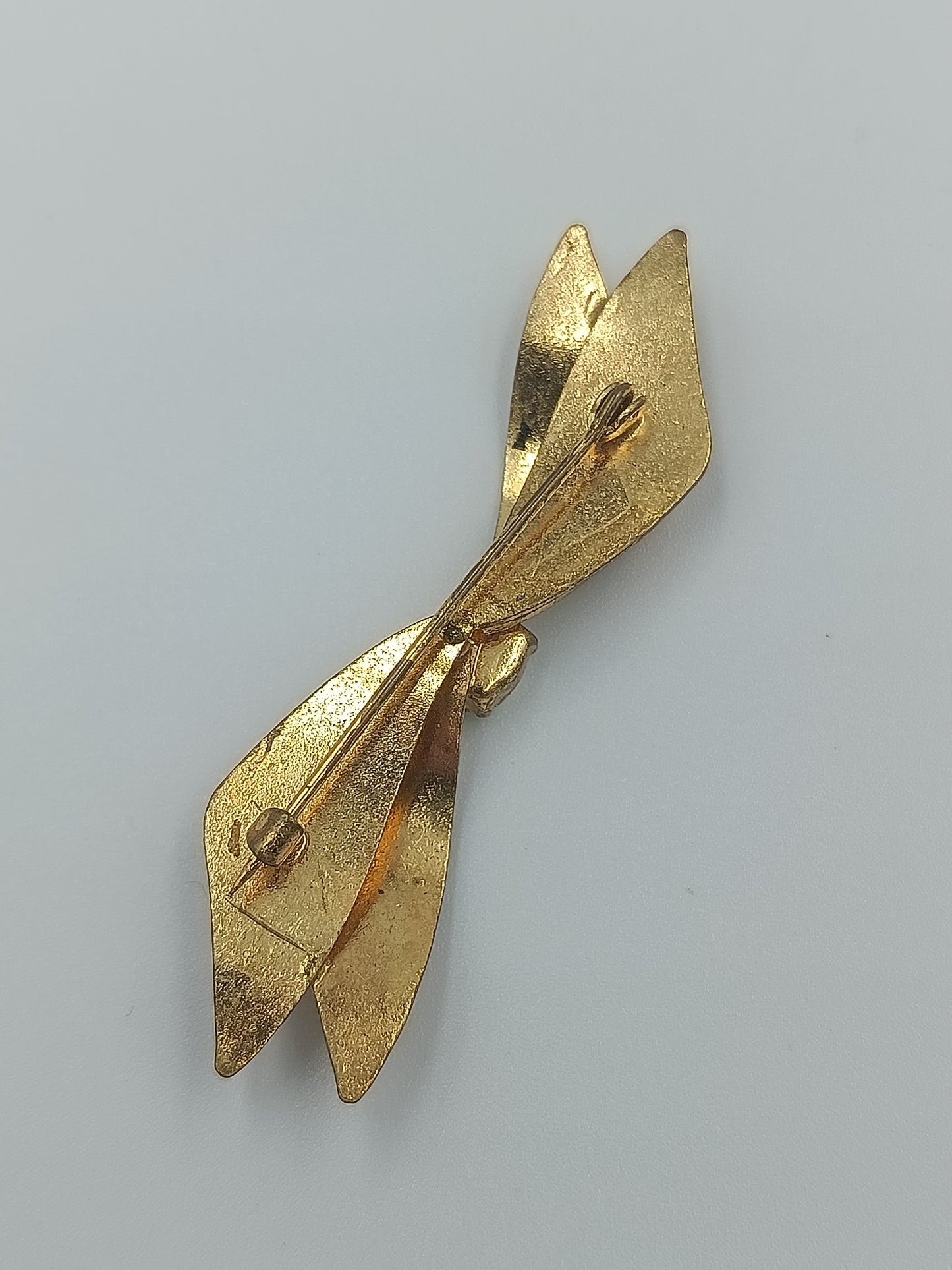 Antike Goldfarbene Brosche in Schleifenform mit Strass