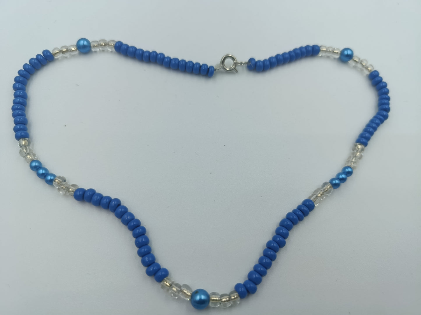 Blaue Perlenkette mit Glas-Elementen