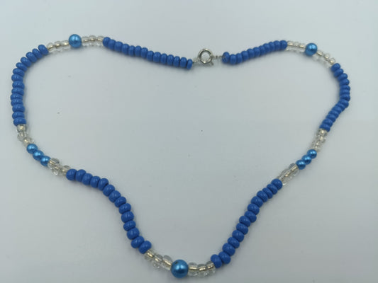 Blaue Perlenkette mit Glas-Elementen