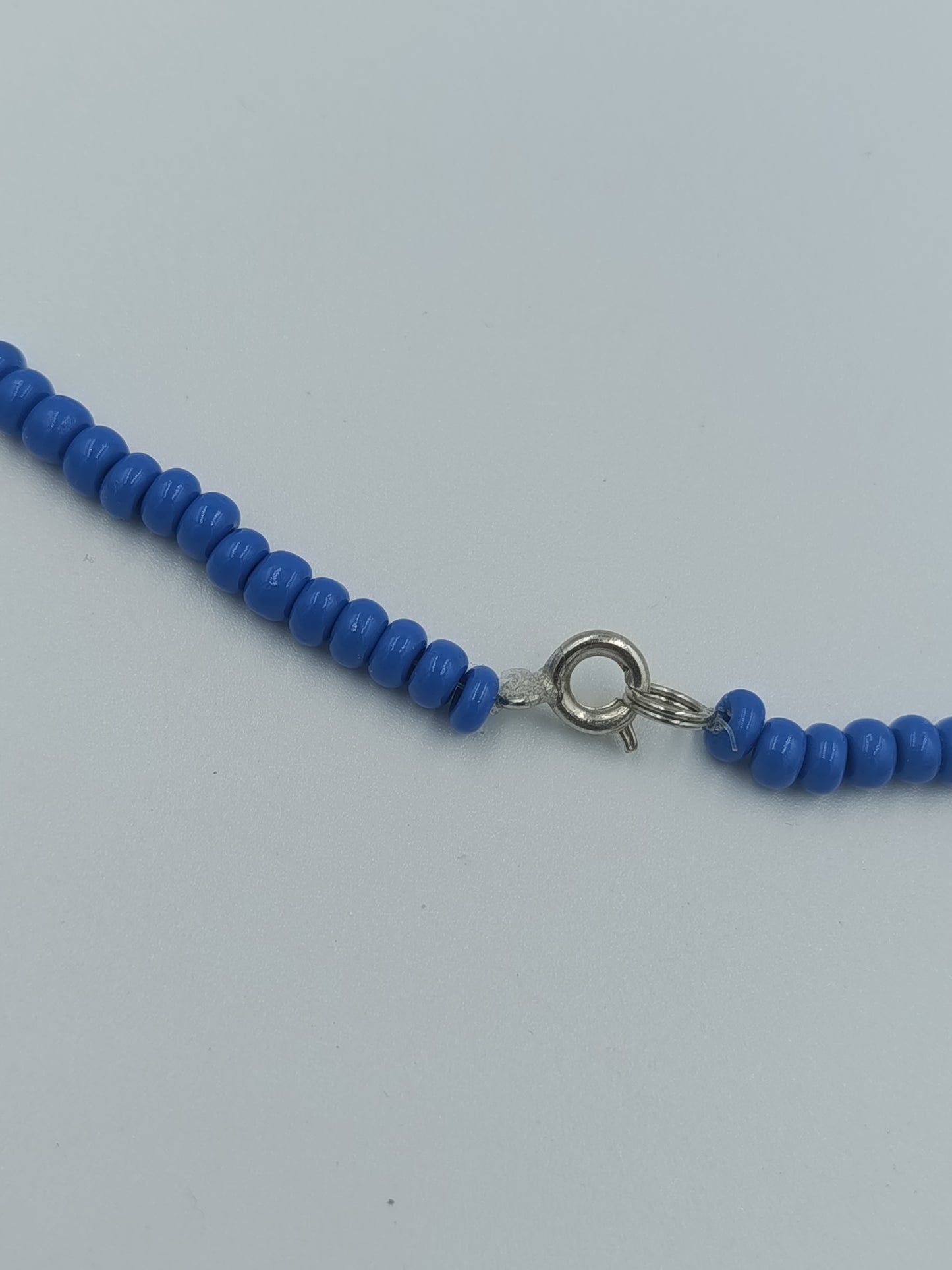 Blaue Perlenkette mit Glas-Elementen