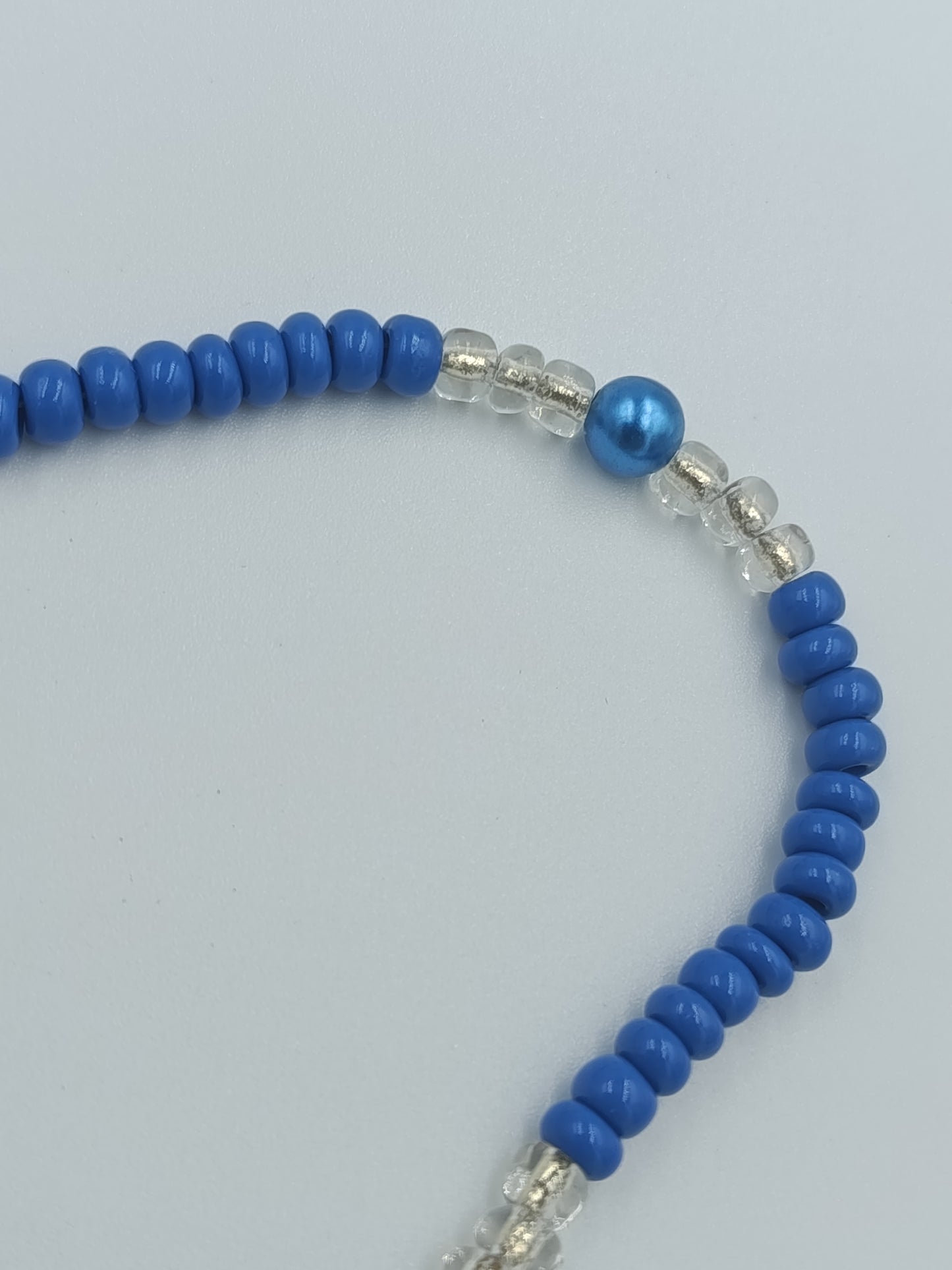Blaue Perlenkette mit Glas-Elementen