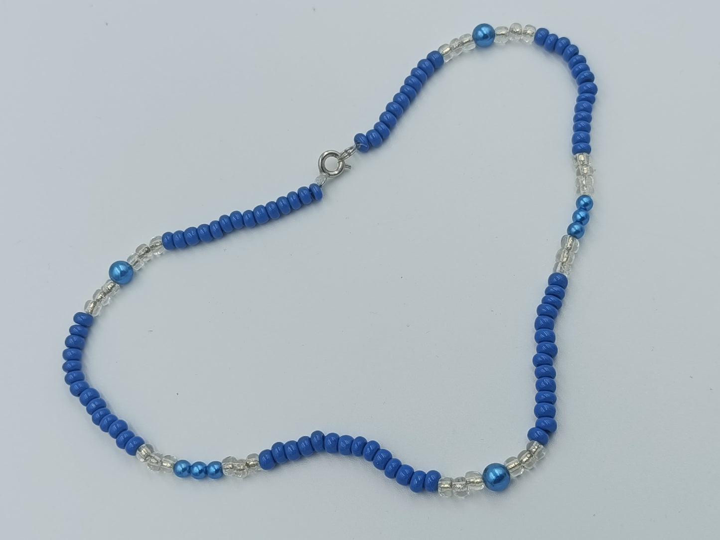 Blaue Perlenkette mit Glas-Elementen