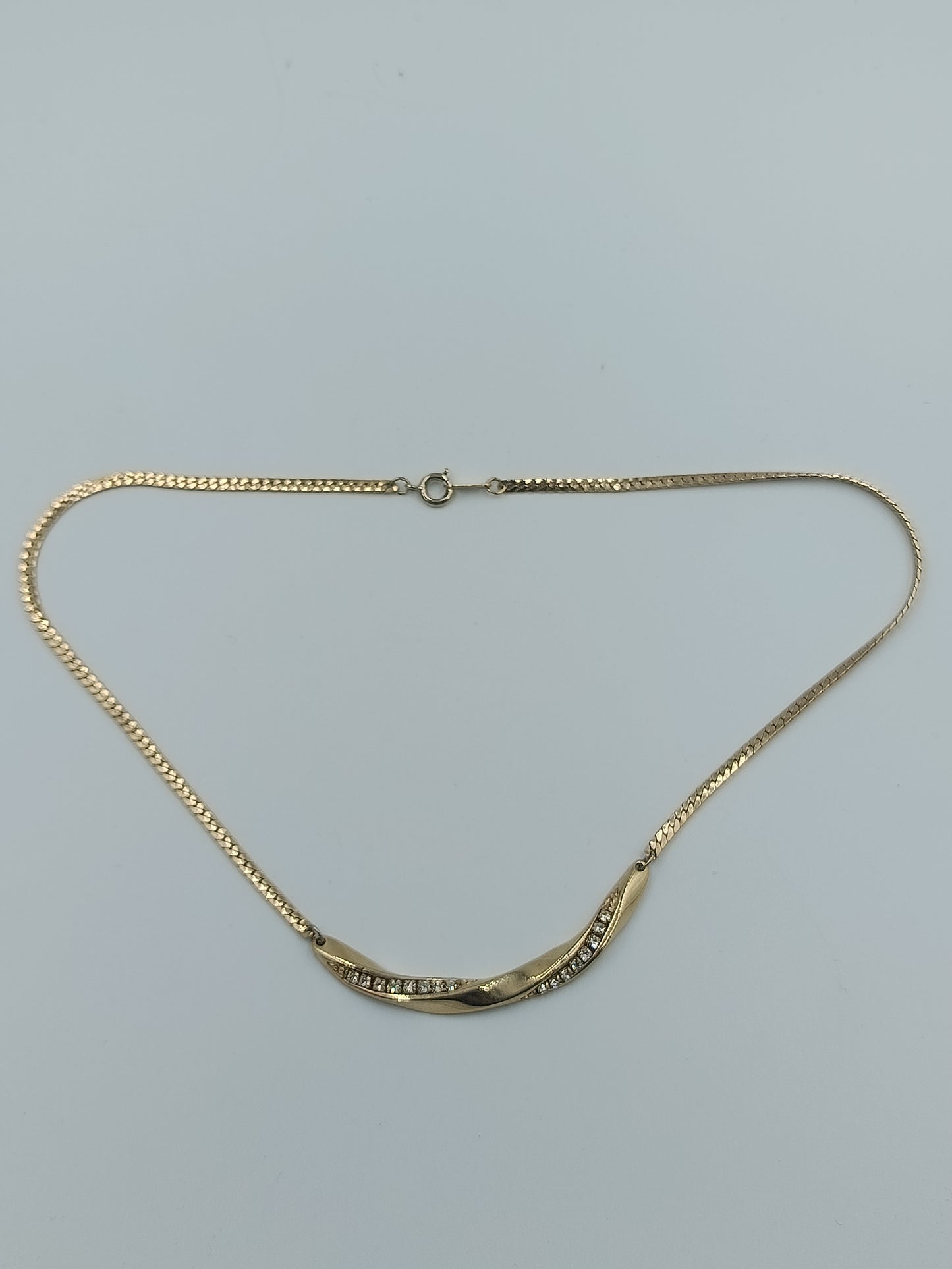 Goldfarbene Halskette mit Zier-Element