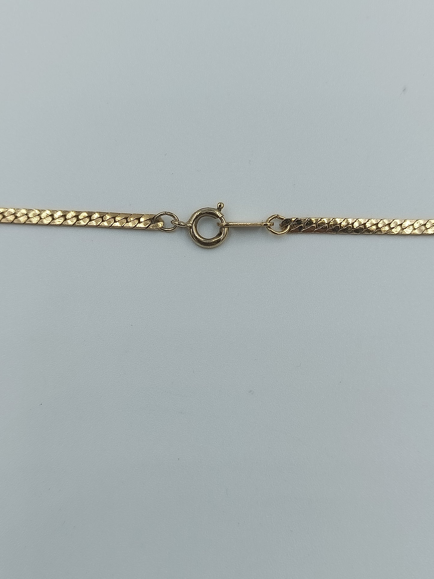 Goldfarbene Halskette mit Zier-Element