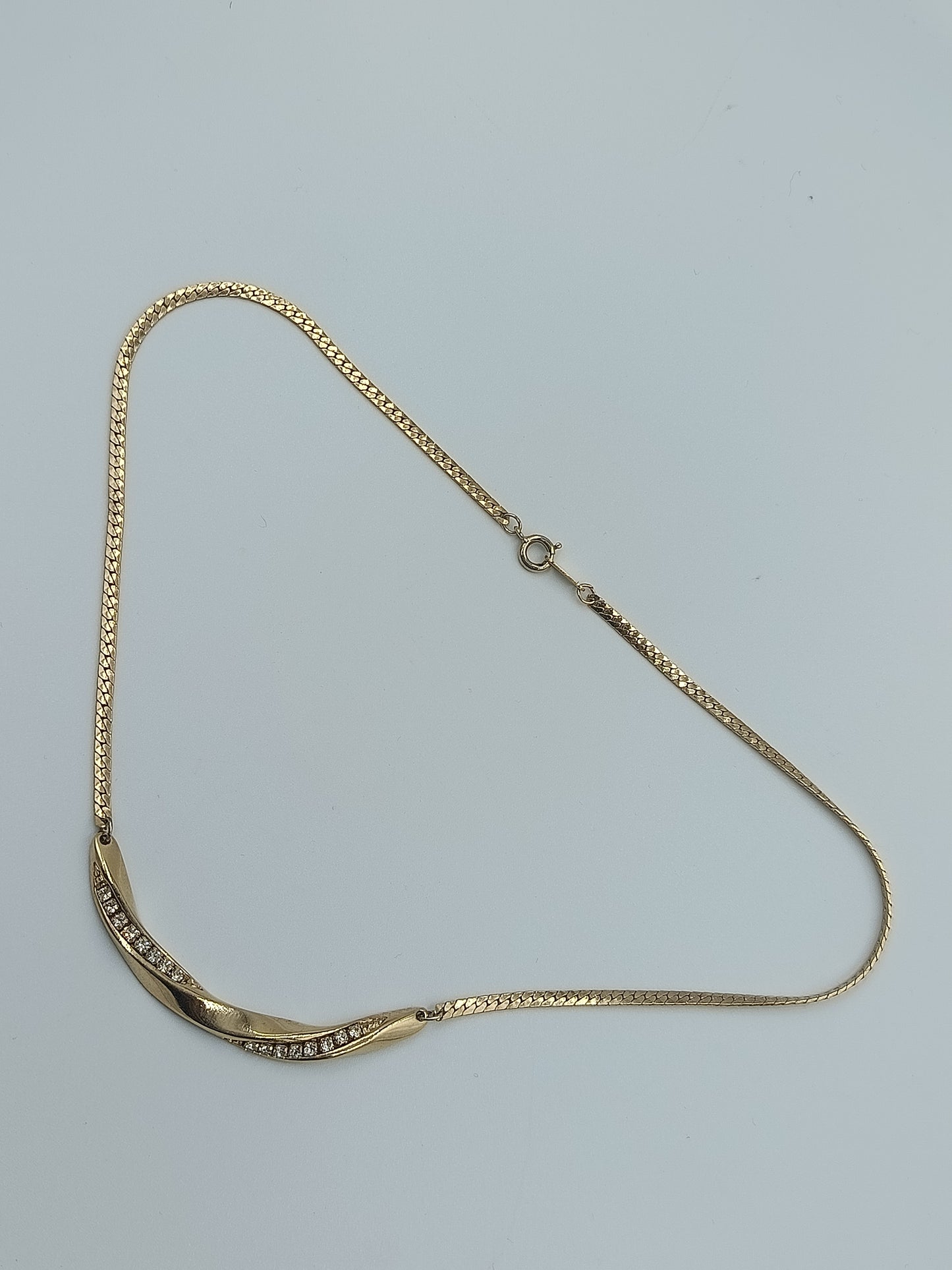 Goldfarbene Halskette mit Zier-Element