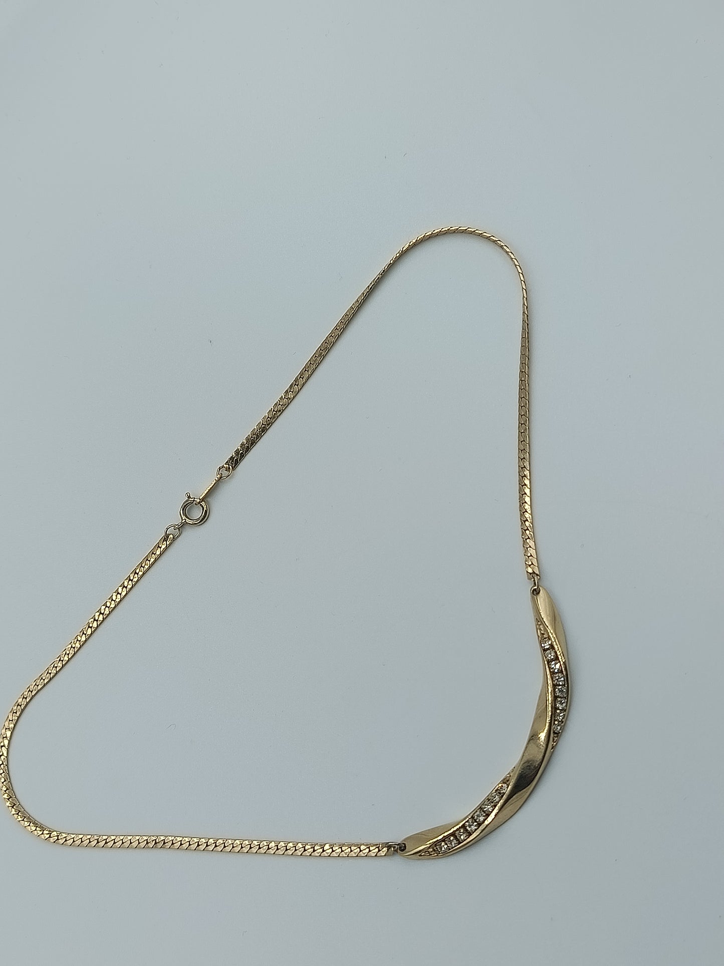 Goldfarbene Halskette mit Zier-Element